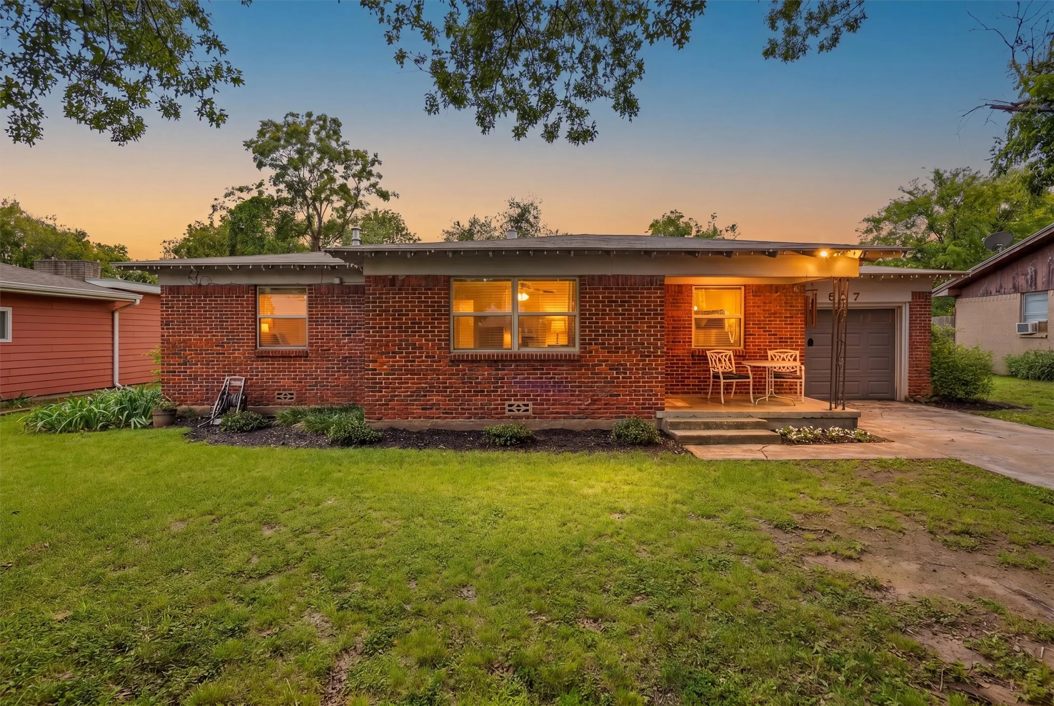 Single Family Residence For Sale in Hood County , 807 Elizabeth Boulevard, Granbury, Texas 76048, 3 Bedroom, 2 Bathroom, 1 Garage spaces, 1,280 Sqft, built in 1959, mls#21285949, Real Estate Agent in Granbury, Homes For Sale in Hood county, Homes For Sale in Granbury, Realtor in Granbury Texas, Real Estate Brokerage Independent Realty Texas, Luminita Cordes Realtor