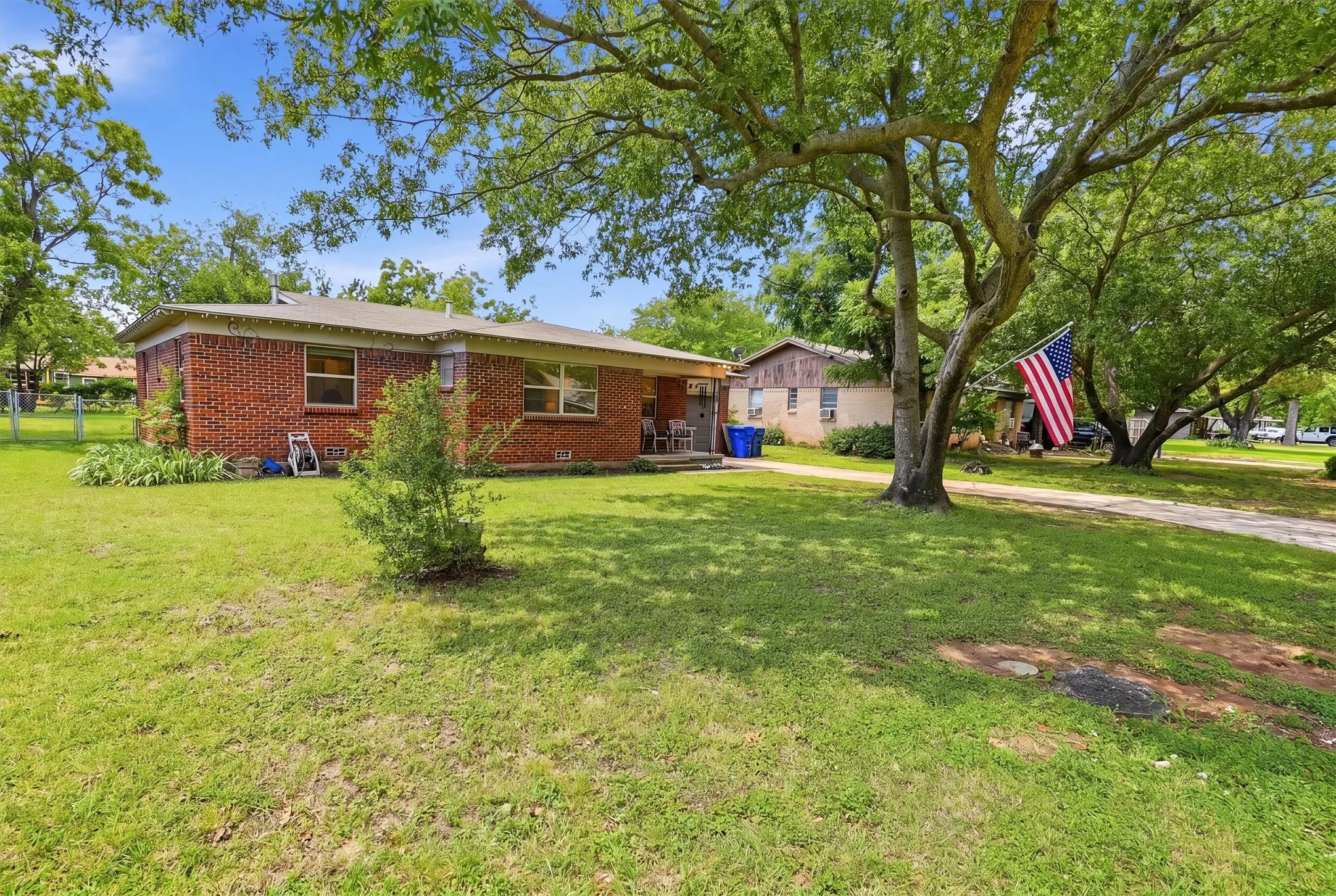 Single Family Residence For Sale in Hood County , 807 Elizabeth Boulevard, Granbury, Texas 76048, 3 Bedroom, 2 Bathroom, 1 Garage spaces, 1,280 Sqft, built in 1959, mls#21285949, Real Estate Agent in Granbury, Homes For Sale in Hood county, Homes For Sale in Granbury, Realtor in Granbury Texas, Real Estate Brokerage Independent Realty Texas, Luminita Cordes Realtor