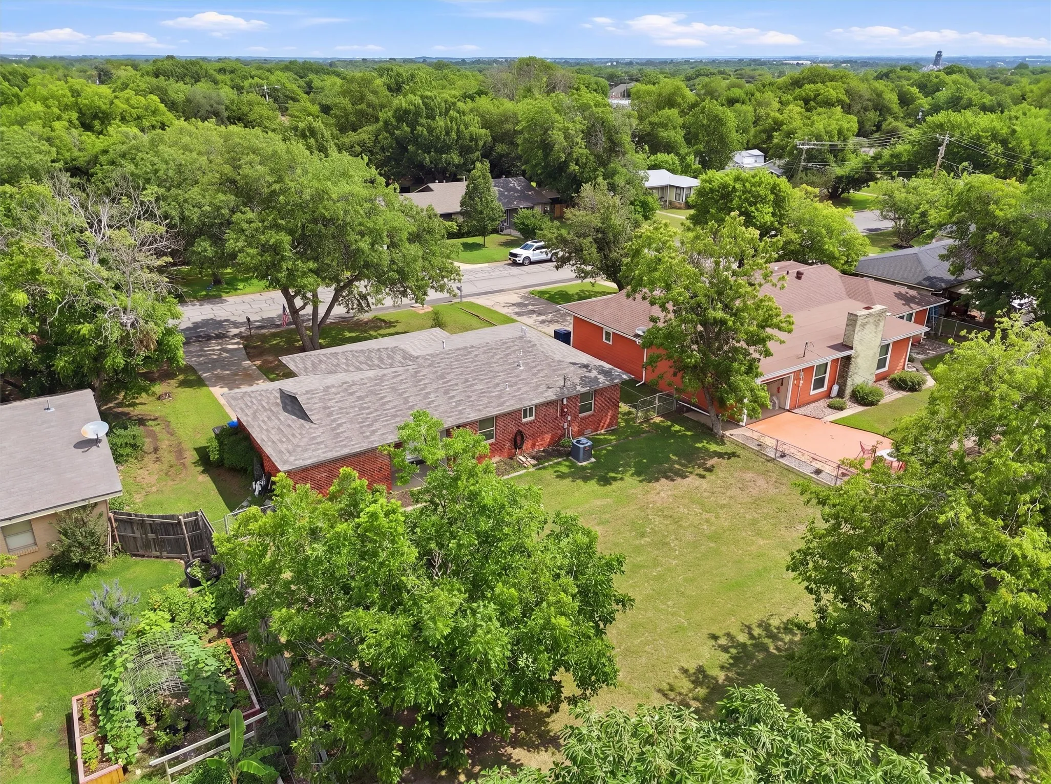 Single Family Residence For Sale in Hood County , 807 Elizabeth Boulevard, Granbury, Texas 76048, 3 Bedroom, 2 Bathroom, 1 Garage spaces, 1,280 Sqft, built in 1959, mls#21285949, Real Estate Agent in Granbury, Homes For Sale in Hood county, Homes For Sale in Granbury, Realtor in Granbury Texas, Real Estate Brokerage Independent Realty Texas, Luminita Cordes Realtor