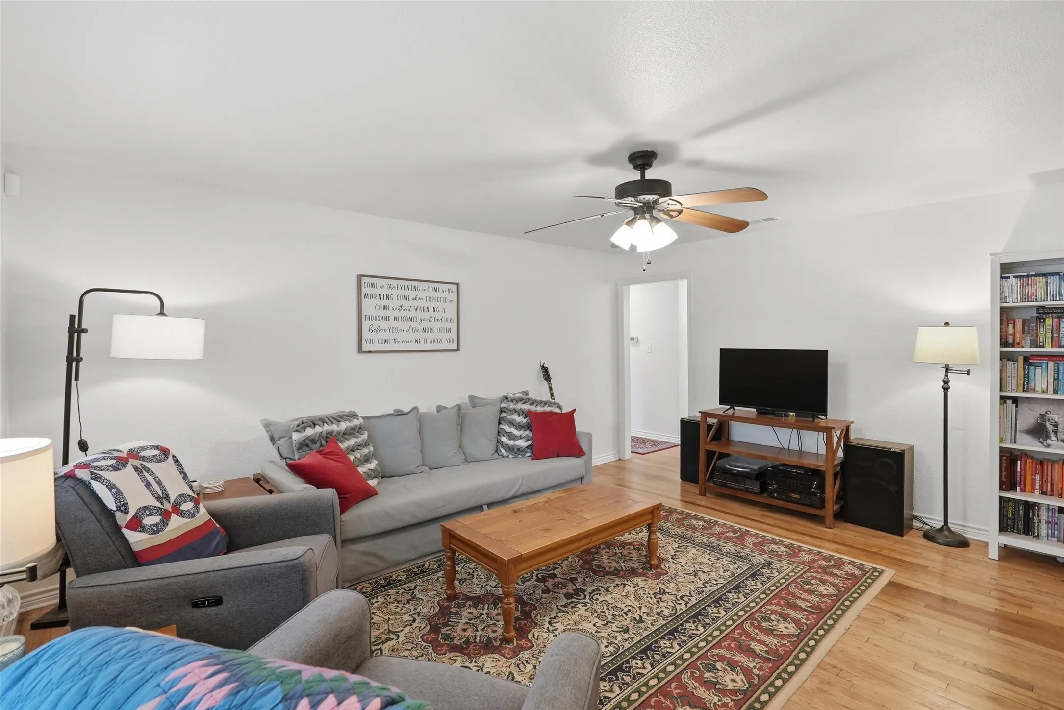 Single Family Residence For Sale in Hood County , 807 Elizabeth Boulevard, Granbury, Texas 76048, 3 Bedroom, 2 Bathroom, 1 Garage spaces, 1,280 Sqft, built in 1959, mls#21285949, Real Estate Agent in Granbury, Homes For Sale in Hood county, Homes For Sale in Granbury, Realtor in Granbury Texas, Real Estate Brokerage Independent Realty Texas, Luminita Cordes Realtor