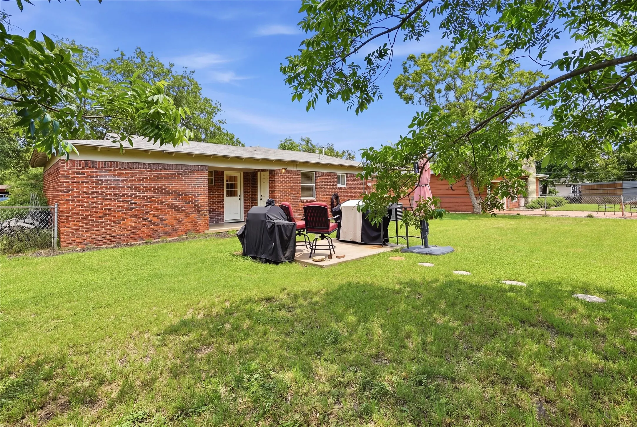 Single Family Residence For Sale in Hood County , 807 Elizabeth Boulevard, Granbury, Texas 76048, 3 Bedroom, 2 Bathroom, 1 Garage spaces, 1,280 Sqft, built in 1959, mls#21285949, Real Estate Agent in Granbury, Homes For Sale in Hood county, Homes For Sale in Granbury, Realtor in Granbury Texas, Real Estate Brokerage Independent Realty Texas, Luminita Cordes Realtor