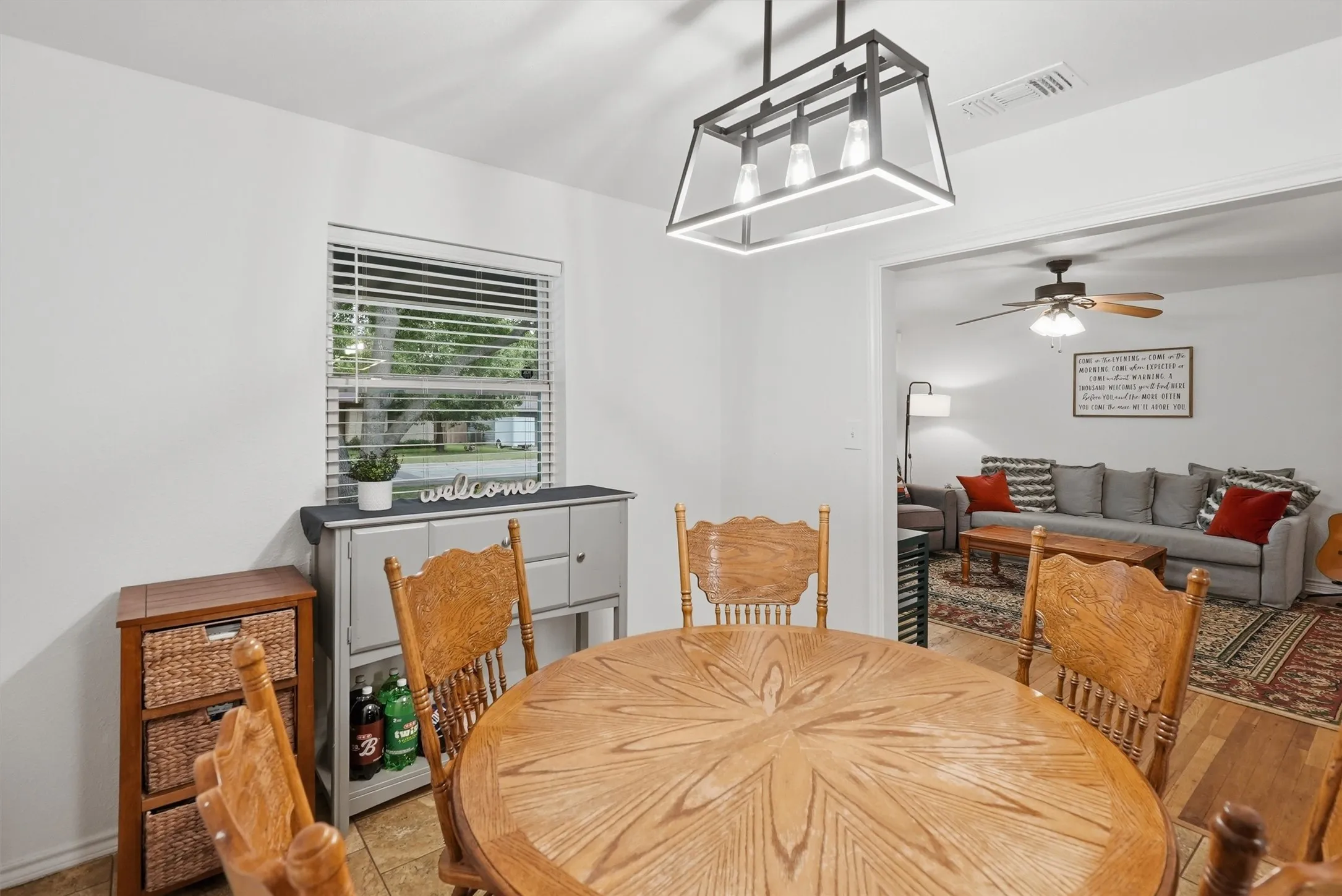 Single Family Residence For Sale in Hood County , 807 Elizabeth Boulevard, Granbury, Texas 76048, 3 Bedroom, 2 Bathroom, 1 Garage spaces, 1,280 Sqft, built in 1959, mls#21285949, Real Estate Agent in Granbury, Homes For Sale in Hood county, Homes For Sale in Granbury, Realtor in Granbury Texas, Real Estate Brokerage Independent Realty Texas, Luminita Cordes Realtor