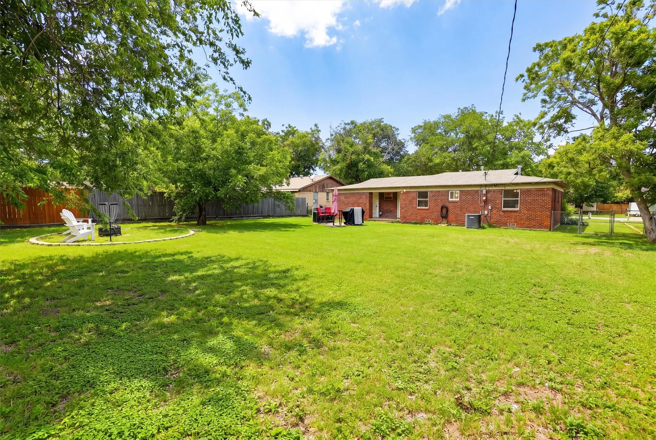 Single Family Residence For Sale in Hood County , 807 Elizabeth Boulevard, Granbury, Texas 76048, 3 Bedroom, 2 Bathroom, 1 Garage spaces, 1,280 Sqft, built in 1959, mls#21285949, Real Estate Agent in Granbury, Homes For Sale in Hood county, Homes For Sale in Granbury, Realtor in Granbury Texas, Real Estate Brokerage Independent Realty Texas, Luminita Cordes Realtor