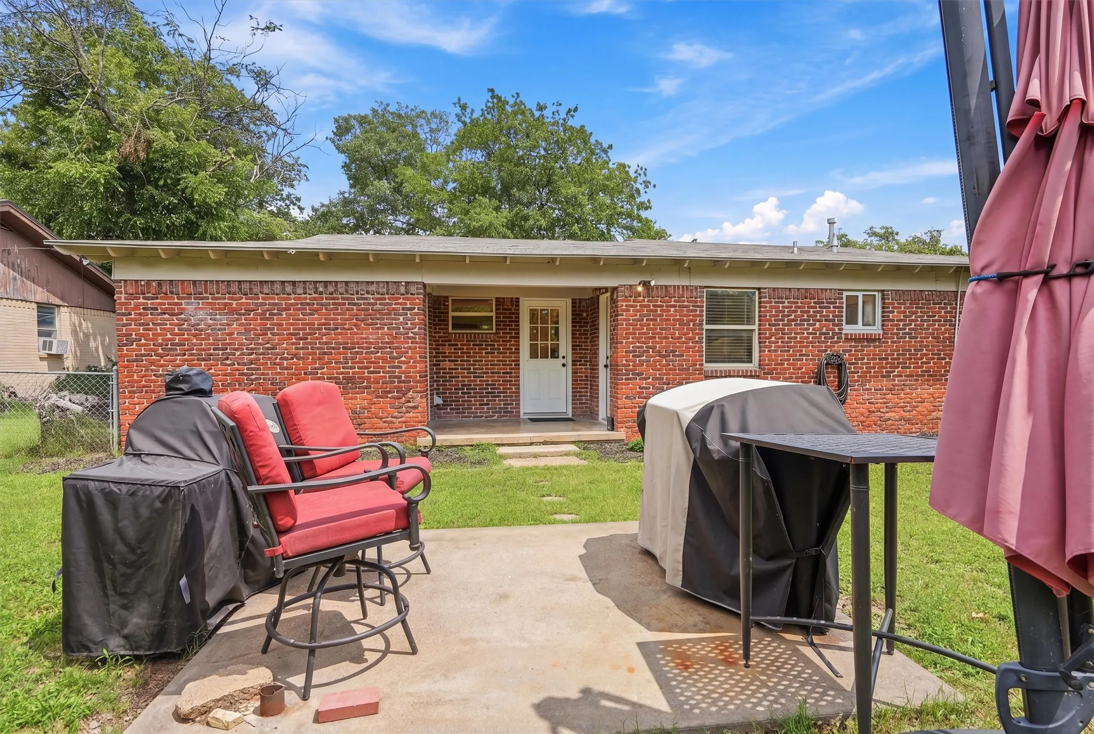 Single Family Residence For Sale in Hood County , 807 Elizabeth Boulevard, Granbury, Texas 76048, 3 Bedroom, 2 Bathroom, 1 Garage spaces, 1,280 Sqft, built in 1959, mls#21285949, Real Estate Agent in Granbury, Homes For Sale in Hood county, Homes For Sale in Granbury, Realtor in Granbury Texas, Real Estate Brokerage Independent Realty Texas, Luminita Cordes Realtor