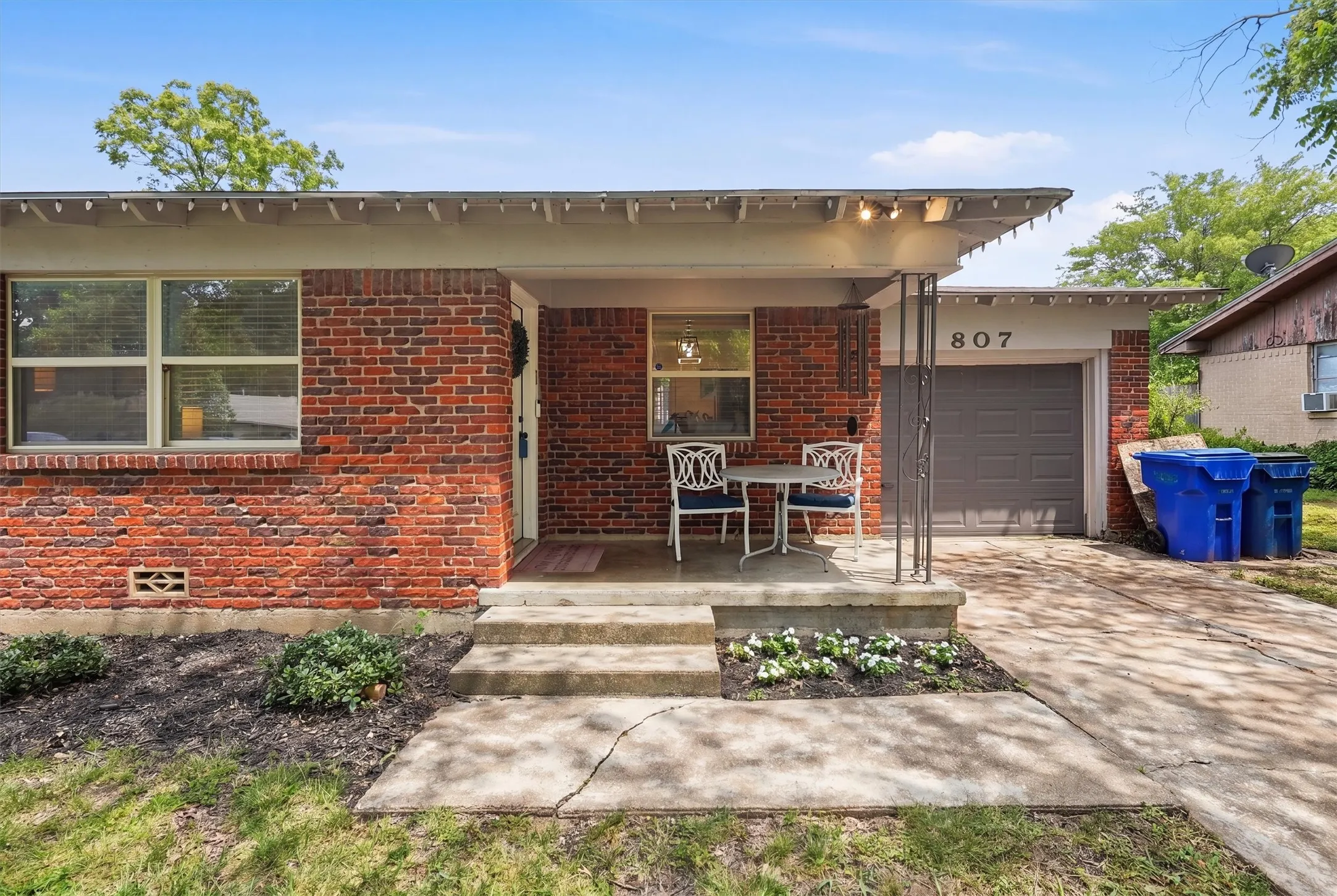 Single Family Residence For Sale in Hood County , 807 Elizabeth Boulevard, Granbury, Texas 76048, 3 Bedroom, 2 Bathroom, 1 Garage spaces, 1,280 Sqft, built in 1959, mls#21285949, Real Estate Agent in Granbury, Homes For Sale in Hood county, Homes For Sale in Granbury, Realtor in Granbury Texas, Real Estate Brokerage Independent Realty Texas, Luminita Cordes Realtor