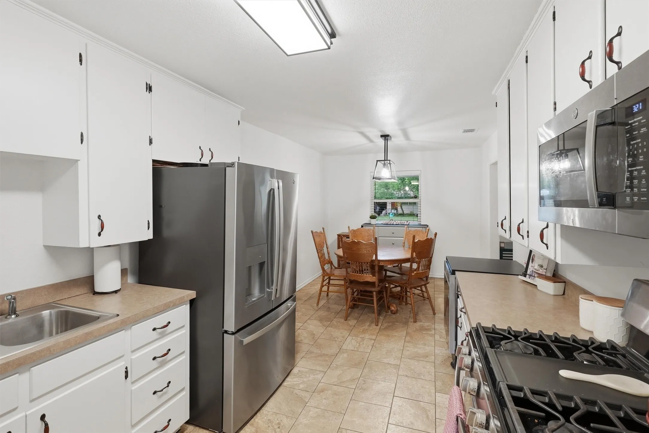 Single Family Residence For Sale in Hood County , 807 Elizabeth Boulevard, Granbury, Texas 76048, 3 Bedroom, 2 Bathroom, 1 Garage spaces, 1,280 Sqft, built in 1959, mls#21285949, Real Estate Agent in Granbury, Homes For Sale in Hood county, Homes For Sale in Granbury, Realtor in Granbury Texas, Real Estate Brokerage Independent Realty Texas, Luminita Cordes Realtor