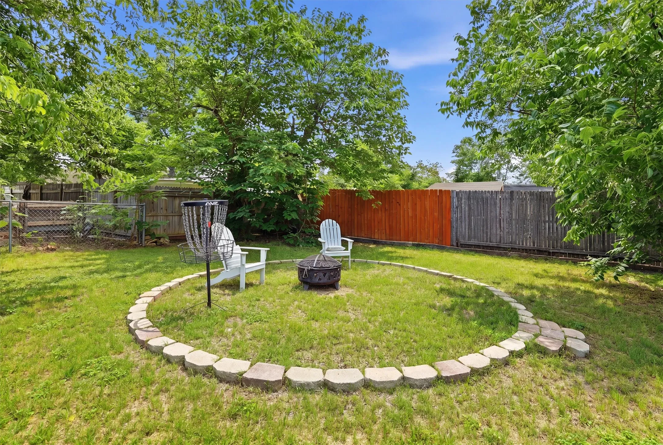 Single Family Residence For Sale in Hood County , 807 Elizabeth Boulevard, Granbury, Texas 76048, 3 Bedroom, 2 Bathroom, 1 Garage spaces, 1,280 Sqft, built in 1959, mls#21285949, Real Estate Agent in Granbury, Homes For Sale in Hood county, Homes For Sale in Granbury, Realtor in Granbury Texas, Real Estate Brokerage Independent Realty Texas, Luminita Cordes Realtor