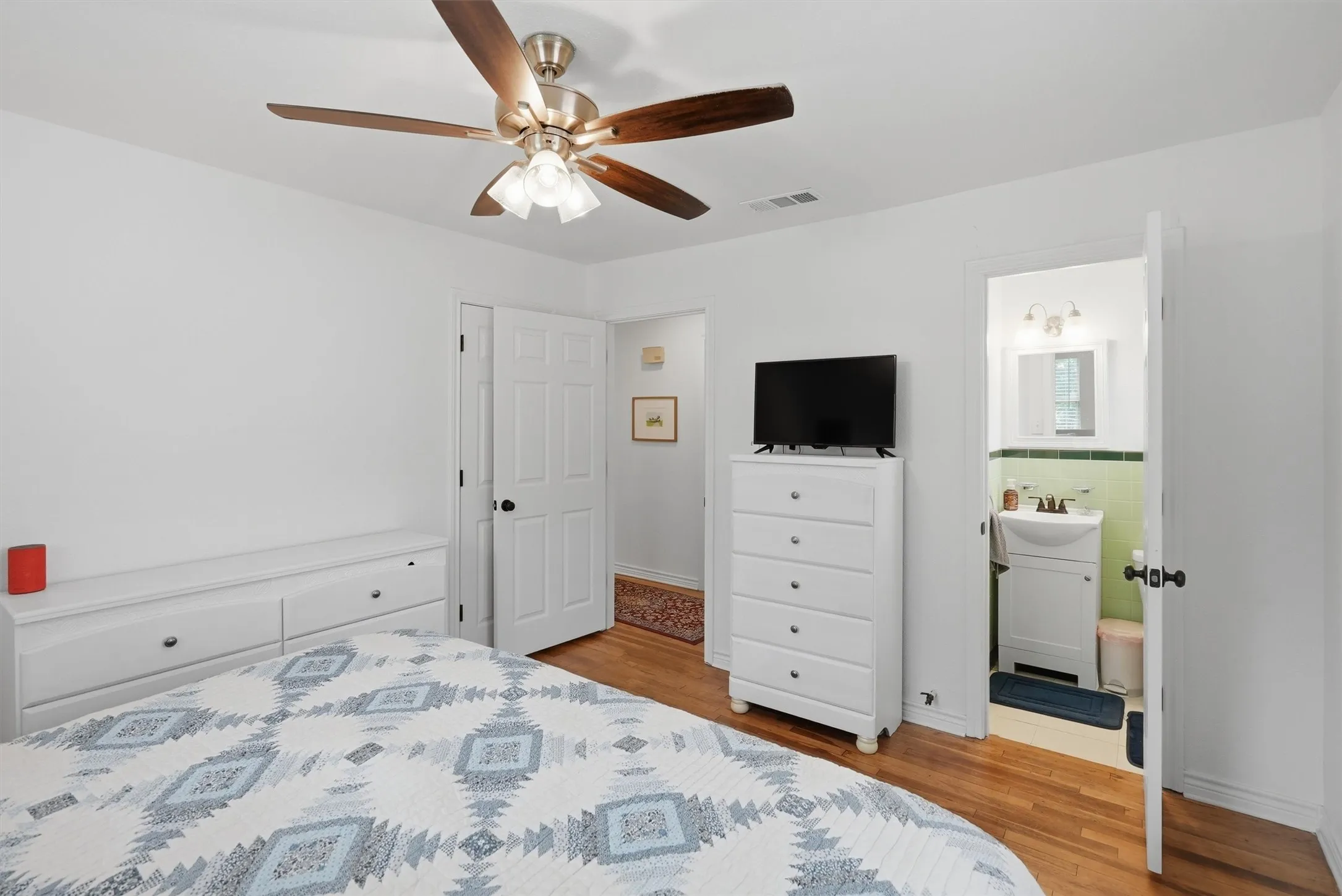 Single Family Residence For Sale in Hood County , 807 Elizabeth Boulevard, Granbury, Texas 76048, 3 Bedroom, 2 Bathroom, 1 Garage spaces, 1,280 Sqft, built in 1959, mls#21285949, Real Estate Agent in Granbury, Homes For Sale in Hood county, Homes For Sale in Granbury, Realtor in Granbury Texas, Real Estate Brokerage Independent Realty Texas, Luminita Cordes Realtor