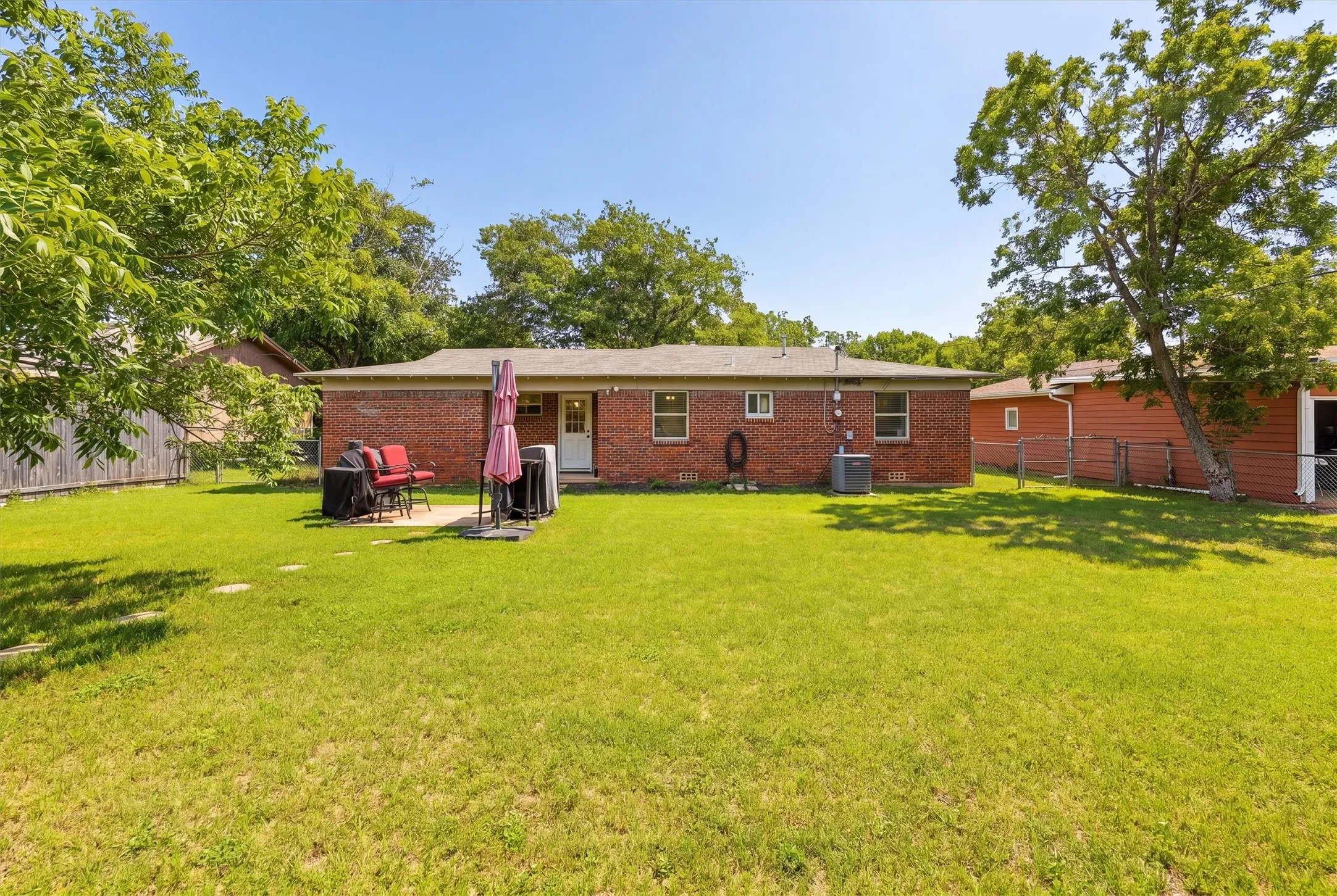 Single Family Residence For Sale in Hood County , 807 Elizabeth Boulevard, Granbury, Texas 76048, 3 Bedroom, 2 Bathroom, 1 Garage spaces, 1,280 Sqft, built in 1959, mls#21285949, Real Estate Agent in Granbury, Homes For Sale in Hood county, Homes For Sale in Granbury, Realtor in Granbury Texas, Real Estate Brokerage Independent Realty Texas, Luminita Cordes Realtor