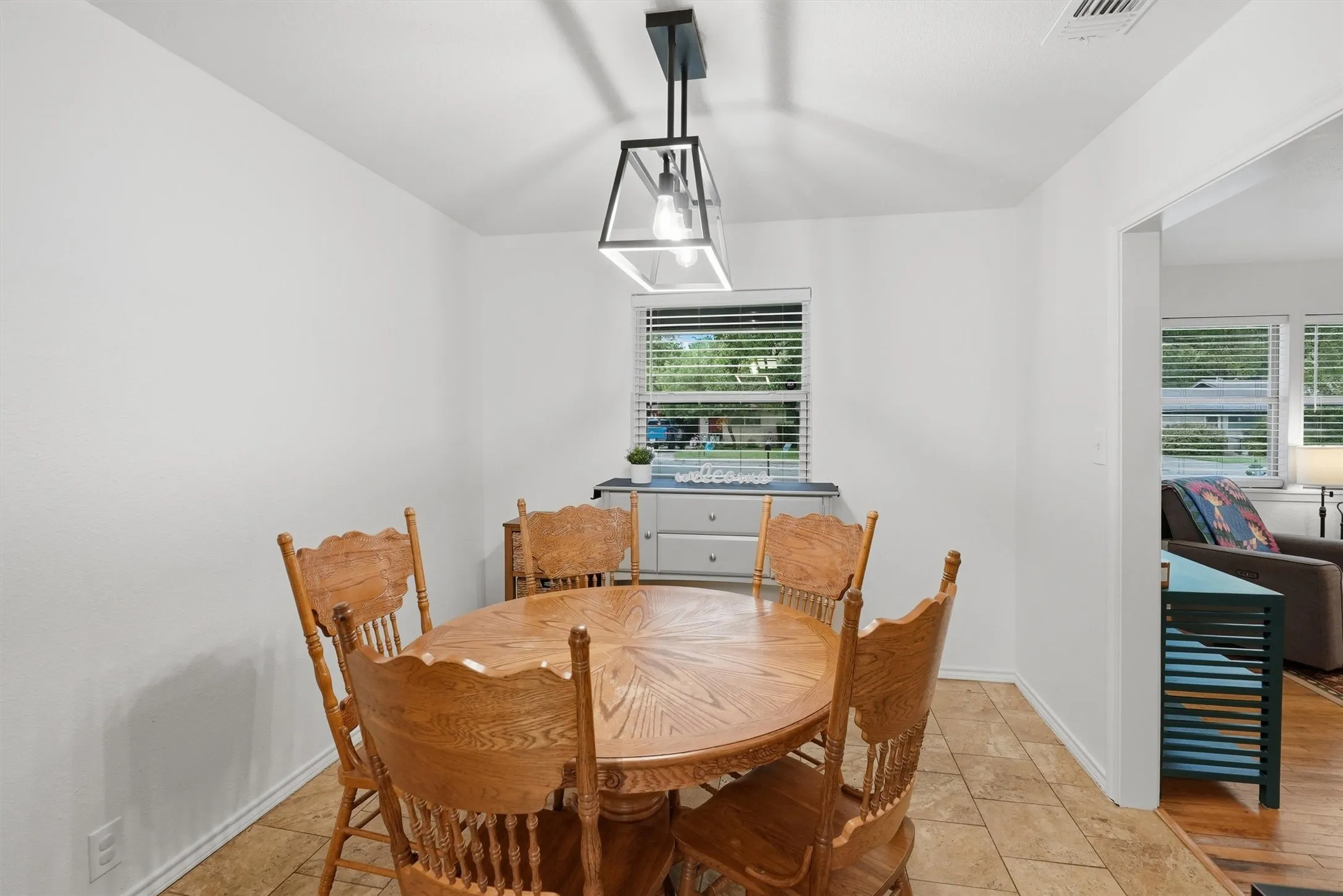 Single Family Residence For Sale in Hood County , 807 Elizabeth Boulevard, Granbury, Texas 76048, 3 Bedroom, 2 Bathroom, 1 Garage spaces, 1,280 Sqft, built in 1959, mls#21285949, Real Estate Agent in Granbury, Homes For Sale in Hood county, Homes For Sale in Granbury, Realtor in Granbury Texas, Real Estate Brokerage Independent Realty Texas, Luminita Cordes Realtor