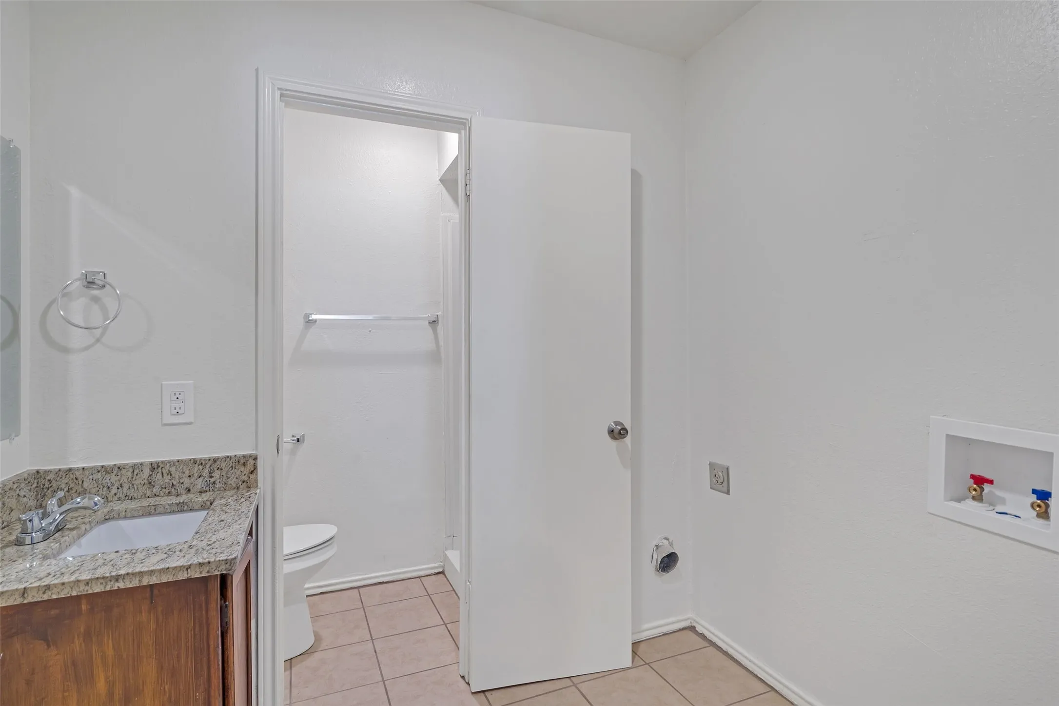 Townhouse For Rent in Dallas County , 210 Rolston Road 1, Irving, Texas 75060, 2 Bedroom, 2 Bathroom, Garage spaces, 1,072 Sqft, built in 1983, Price $1,575, mls#21286168, Real Estate Agent in Irving, Homes For Rent in Dallas county, Homes For Rent in Irving, Realtor in Irving Texas, Real Estate Brokerage Independent Realty Texas, Luminita Cordes Realtor