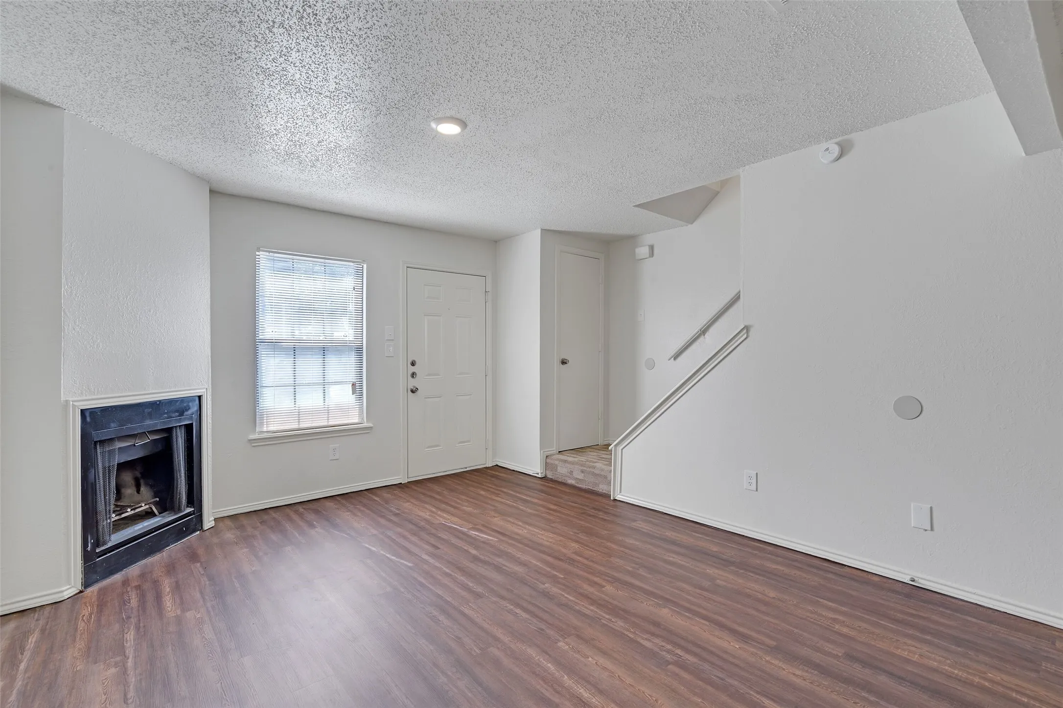 Townhouse For Rent in Dallas County , 210 Rolston Road 1, Irving, Texas 75060, 2 Bedroom, 2 Bathroom, Garage spaces, 1,072 Sqft, built in 1983, Price $1,575, mls#21286168, Real Estate Agent in Irving, Homes For Rent in Dallas county, Homes For Rent in Irving, Realtor in Irving Texas, Real Estate Brokerage Independent Realty Texas, Luminita Cordes Realtor