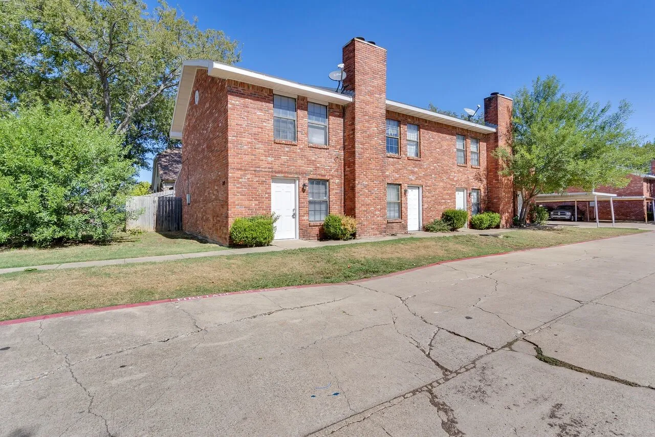 Townhouse For Rent in Dallas County , 210 Rolston Road 1, Irving, Texas 75060, 2 Bedroom, 2 Bathroom, Garage spaces, 1,072 Sqft, built in 1983, Price $1,575, mls#21286168, Real Estate Agent in Irving, Homes For Rent in Dallas county, Homes For Rent in Irving, Realtor in Irving Texas, Real Estate Brokerage Independent Realty Texas, Luminita Cordes Realtor