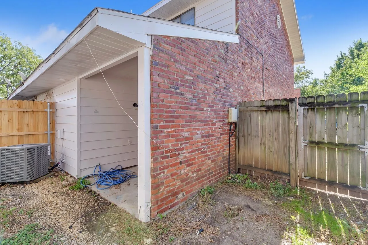 Townhouse For Rent in Dallas County , 210 Rolston Road 1, Irving, Texas 75060, 2 Bedroom, 2 Bathroom, Garage spaces, 1,072 Sqft, built in 1983, Price $1,575, mls#21286168, Real Estate Agent in Irving, Homes For Rent in Dallas county, Homes For Rent in Irving, Realtor in Irving Texas, Real Estate Brokerage Independent Realty Texas, Luminita Cordes Realtor