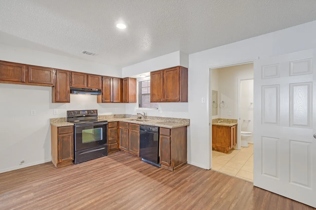 Townhouse For Rent in Dallas County , 210 Rolston Road 1, Irving, Texas 75060, 2 Bedroom, 2 Bathroom, Garage spaces, 1,072 Sqft, built in 1983, Price $1,575, mls#21286168, Real Estate Agent in Irving, Homes For Rent in Dallas county, Homes For Rent in Irving, Realtor in Irving Texas, Real Estate Brokerage Independent Realty Texas, Luminita Cordes Realtor