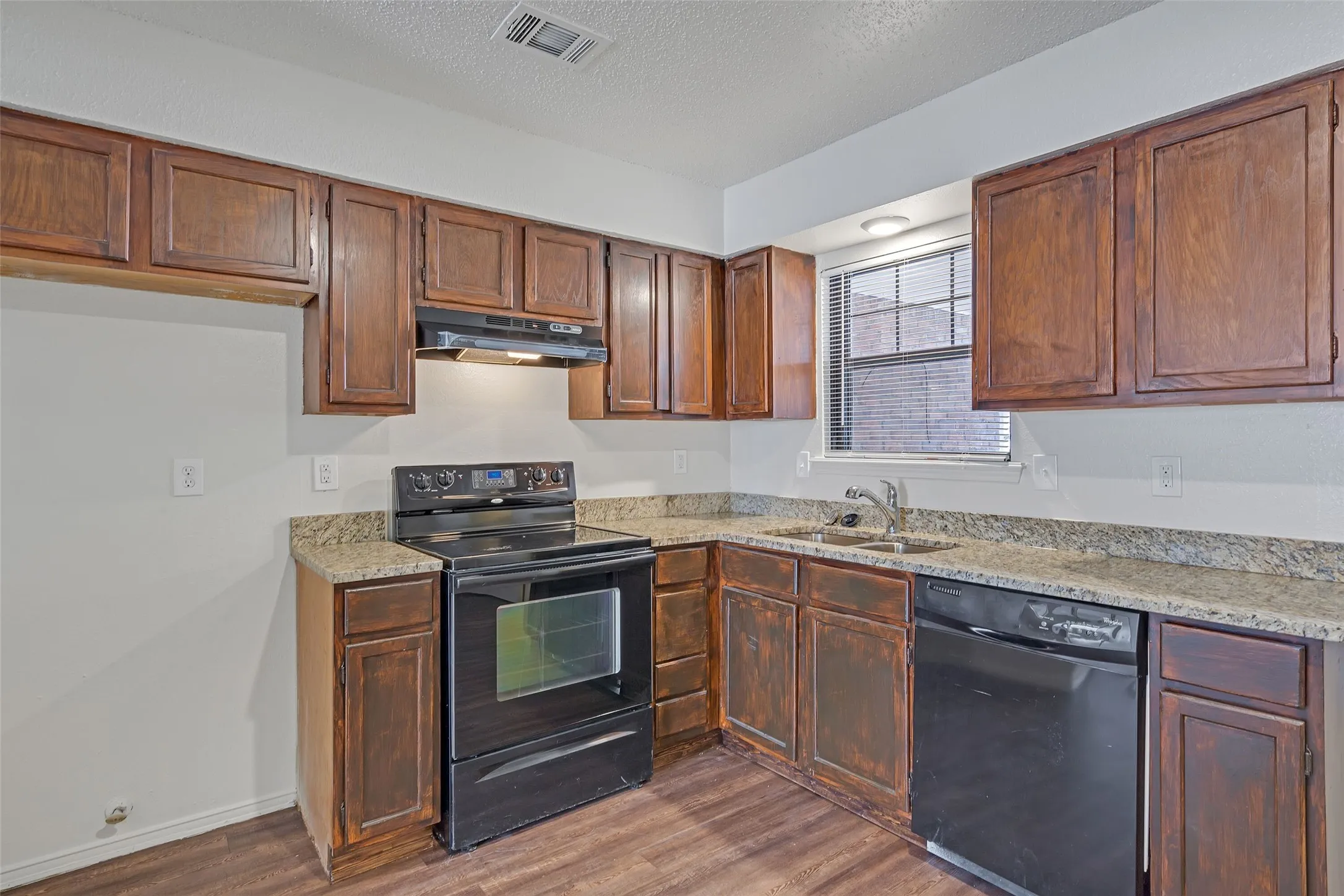 Townhouse For Rent in Dallas County , 210 Rolston Road 1, Irving, Texas 75060, 2 Bedroom, 2 Bathroom, Garage spaces, 1,072 Sqft, built in 1983, Price $1,575, mls#21286168, Real Estate Agent in Irving, Homes For Rent in Dallas county, Homes For Rent in Irving, Realtor in Irving Texas, Real Estate Brokerage Independent Realty Texas, Luminita Cordes Realtor