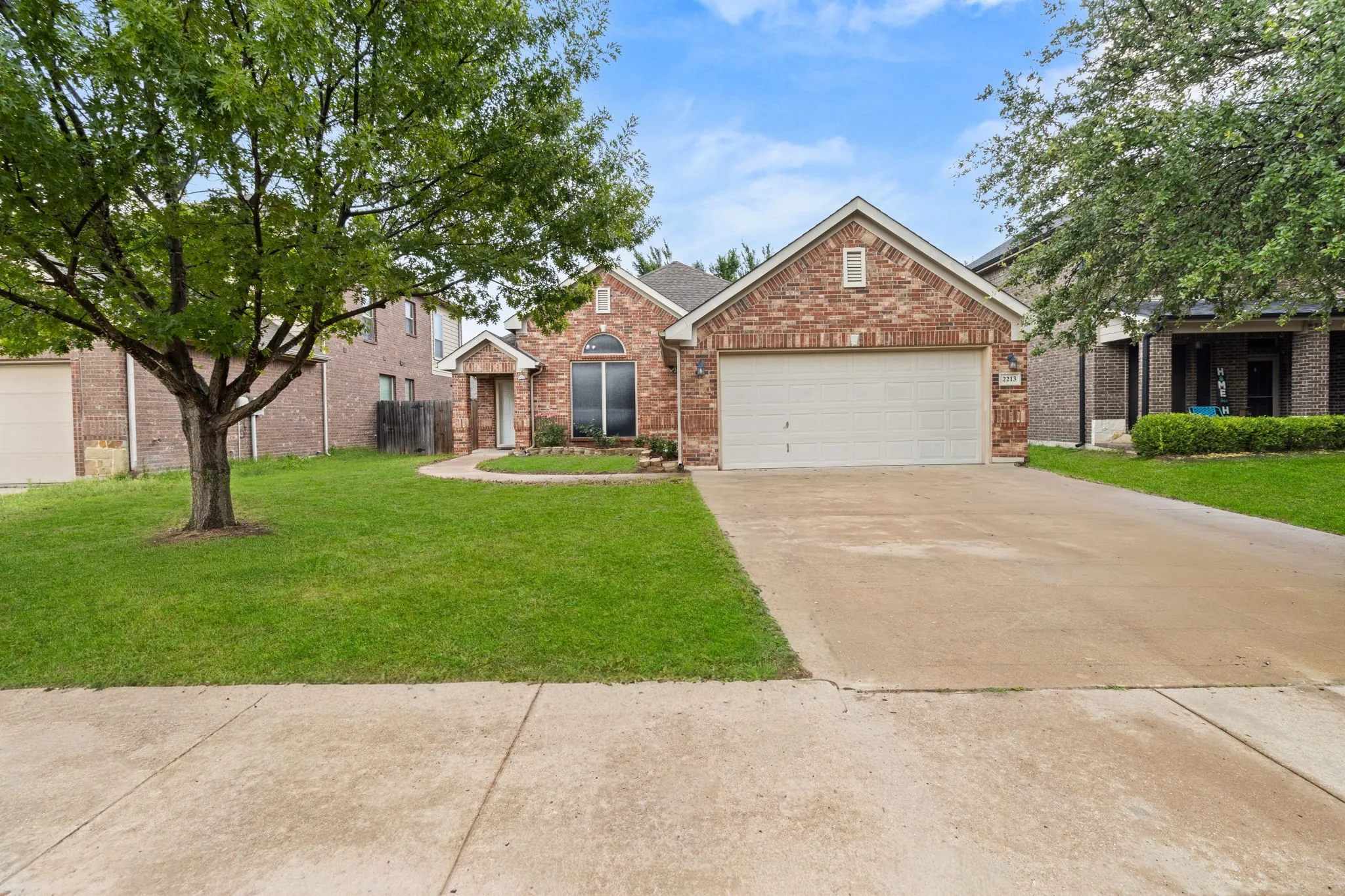 Single Family Residence For Sale in Parker County , 2213 Whitney Drive, Weatherford, Texas 76087, 4 Bedroom, 2 Bathroom, 2 Garage spaces, 1,897 Sqft, built in 2007, mls#21286160, Real Estate Agent in Weatherford, Homes For Sale in Parker county, Homes For Sale in Weatherford, Realtor in Weatherford Texas, Real Estate Brokerage Independent Realty Texas, Luminita Cordes Realtor