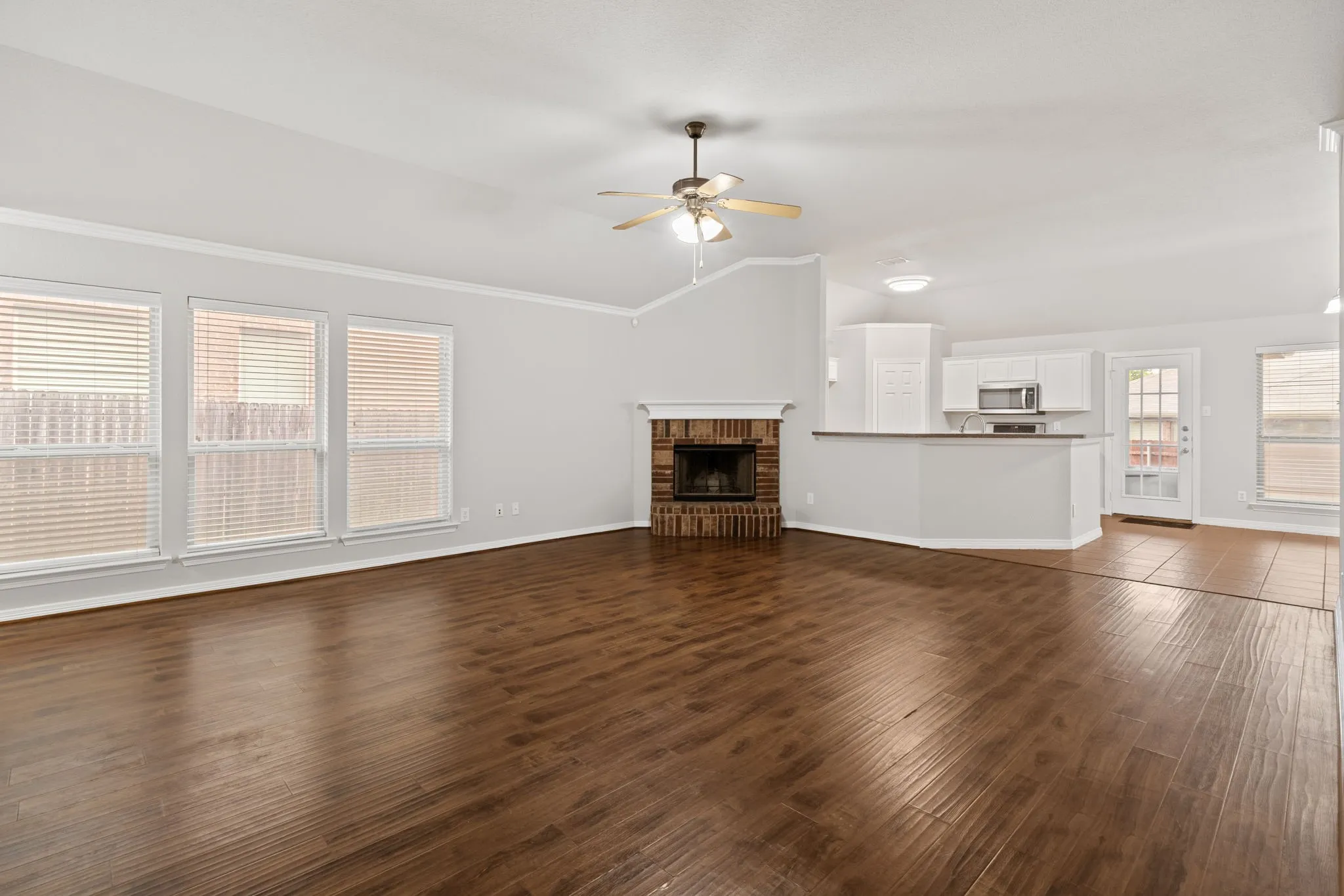 Single Family Residence For Sale in Parker County , 2213 Whitney Drive, Weatherford, Texas 76087, 4 Bedroom, 2 Bathroom, 2 Garage spaces, 1,897 Sqft, built in 2007, mls#21286160, Real Estate Agent in Weatherford, Homes For Sale in Parker county, Homes For Sale in Weatherford, Realtor in Weatherford Texas, Real Estate Brokerage Independent Realty Texas, Luminita Cordes Realtor