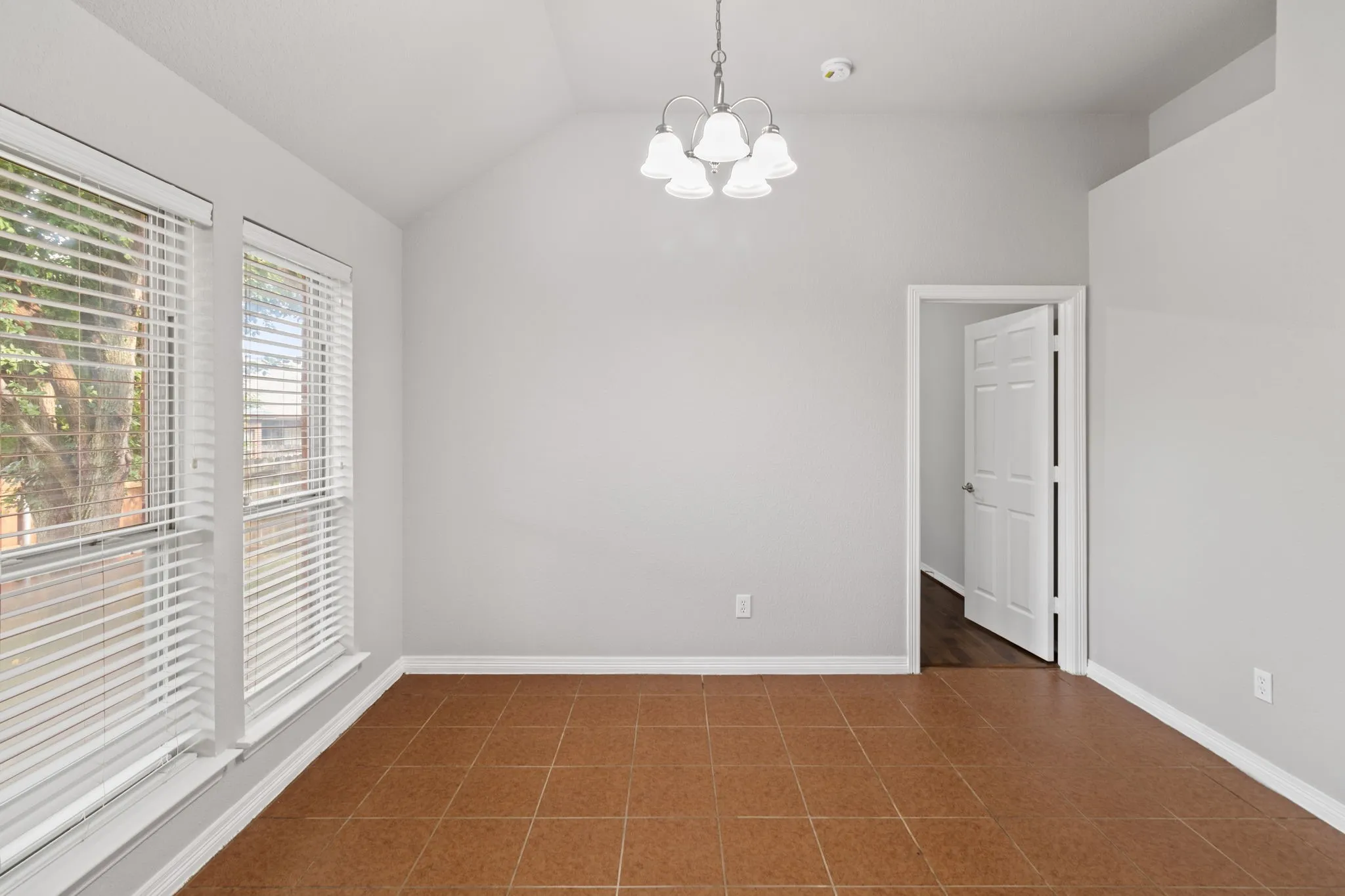 Single Family Residence For Sale in Parker County , 2213 Whitney Drive, Weatherford, Texas 76087, 4 Bedroom, 2 Bathroom, 2 Garage spaces, 1,897 Sqft, built in 2007, mls#21286160, Real Estate Agent in Weatherford, Homes For Sale in Parker county, Homes For Sale in Weatherford, Realtor in Weatherford Texas, Real Estate Brokerage Independent Realty Texas, Luminita Cordes Realtor