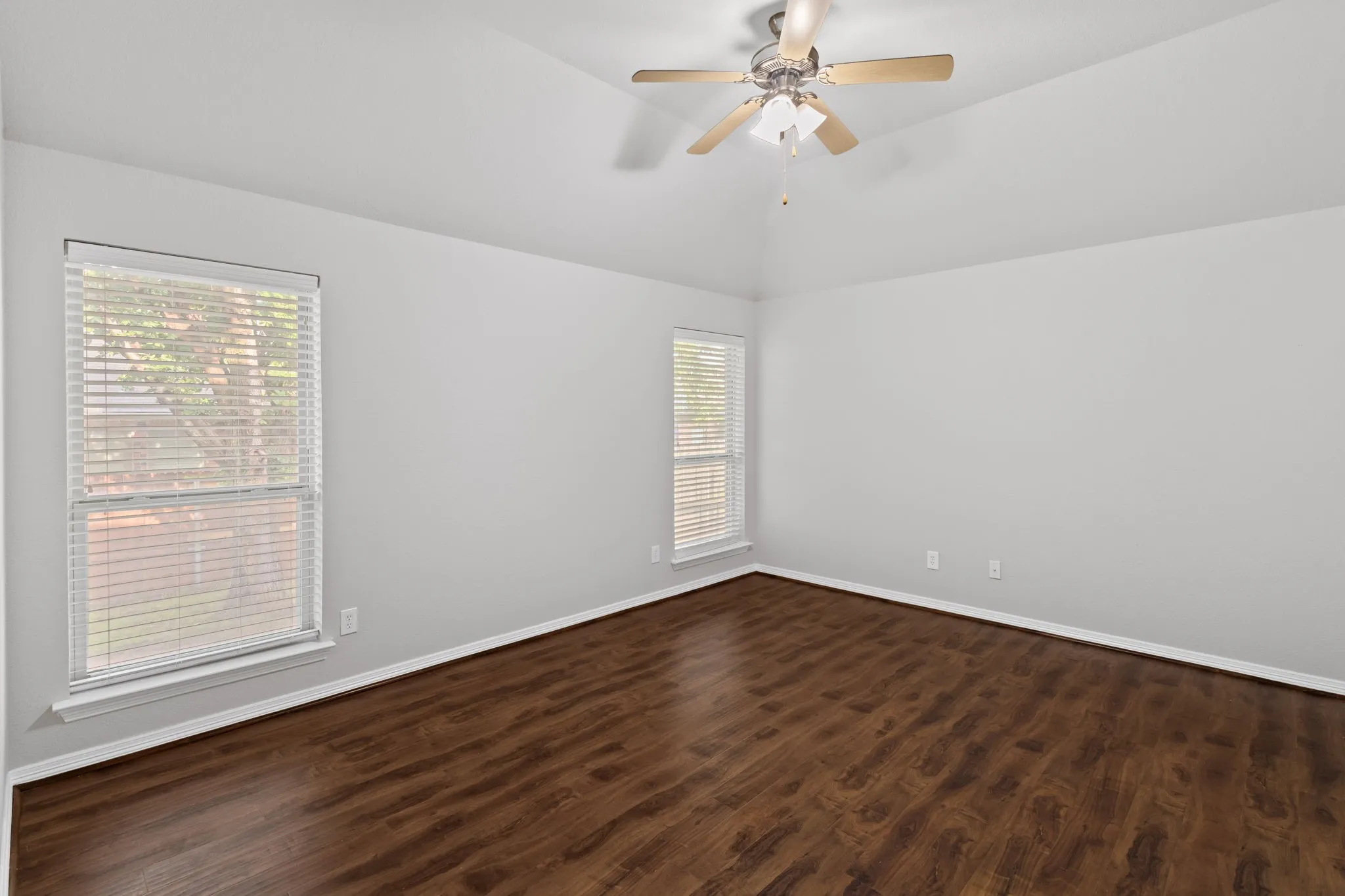 Single Family Residence For Sale in Parker County , 2213 Whitney Drive, Weatherford, Texas 76087, 4 Bedroom, 2 Bathroom, 2 Garage spaces, 1,897 Sqft, built in 2007, mls#21286160, Real Estate Agent in Weatherford, Homes For Sale in Parker county, Homes For Sale in Weatherford, Realtor in Weatherford Texas, Real Estate Brokerage Independent Realty Texas, Luminita Cordes Realtor