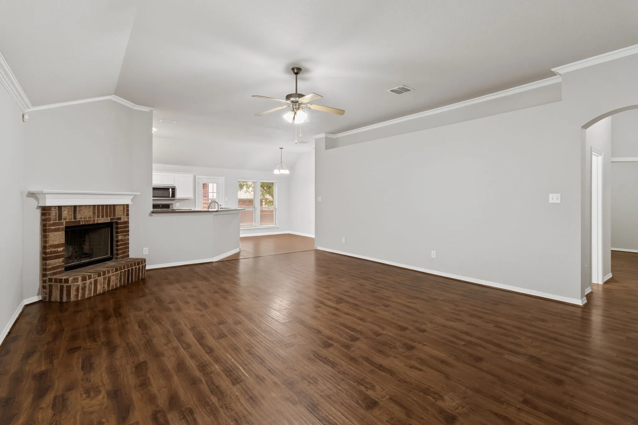 Single Family Residence For Sale in Parker County , 2213 Whitney Drive, Weatherford, Texas 76087, 4 Bedroom, 2 Bathroom, 2 Garage spaces, 1,897 Sqft, built in 2007, mls#21286160, Real Estate Agent in Weatherford, Homes For Sale in Parker county, Homes For Sale in Weatherford, Realtor in Weatherford Texas, Real Estate Brokerage Independent Realty Texas, Luminita Cordes Realtor