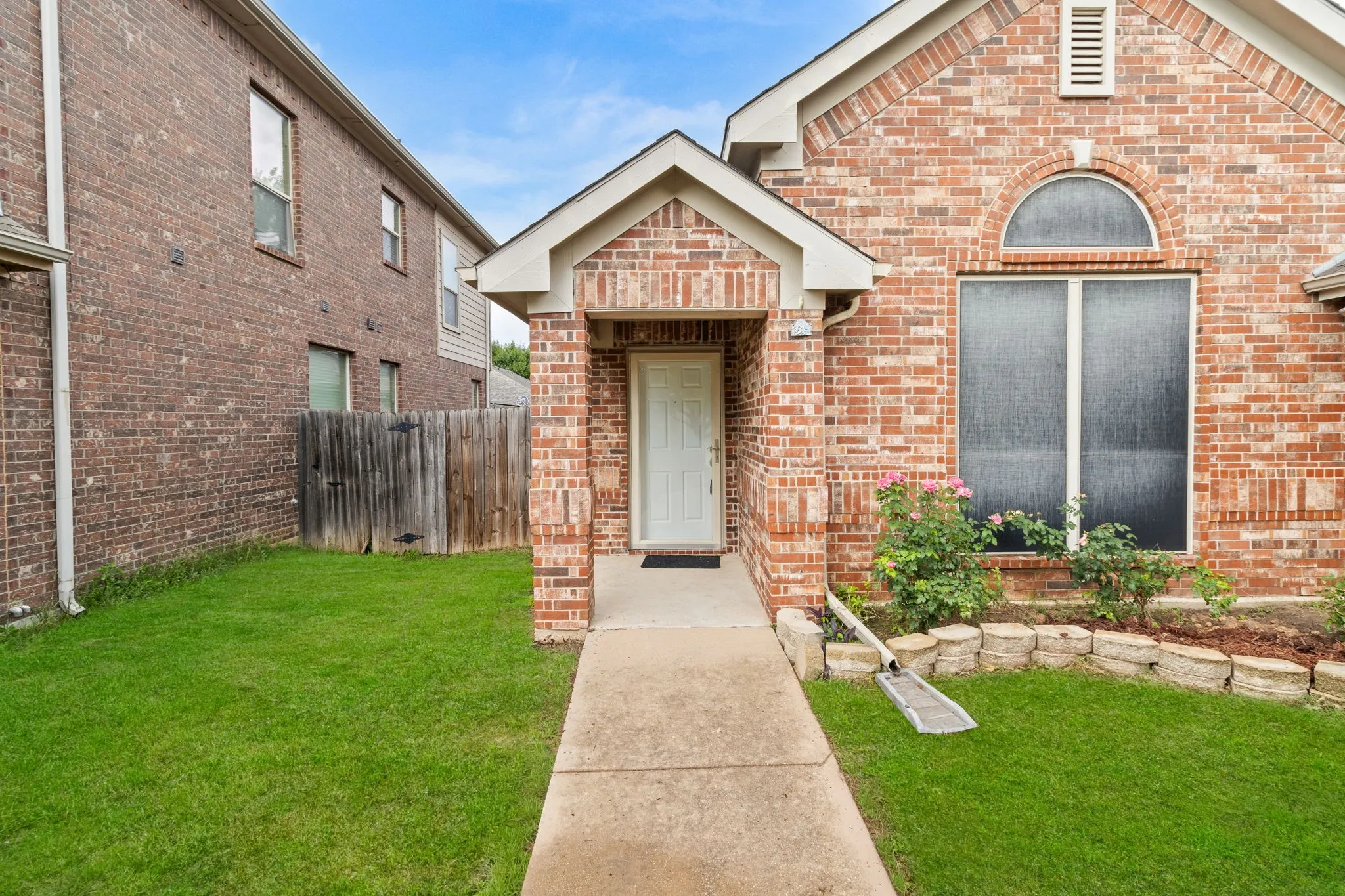 Single Family Residence For Sale in Parker County , 2213 Whitney Drive, Weatherford, Texas 76087, 4 Bedroom, 2 Bathroom, 2 Garage spaces, 1,897 Sqft, built in 2007, mls#21286160, Real Estate Agent in Weatherford, Homes For Sale in Parker county, Homes For Sale in Weatherford, Realtor in Weatherford Texas, Real Estate Brokerage Independent Realty Texas, Luminita Cordes Realtor