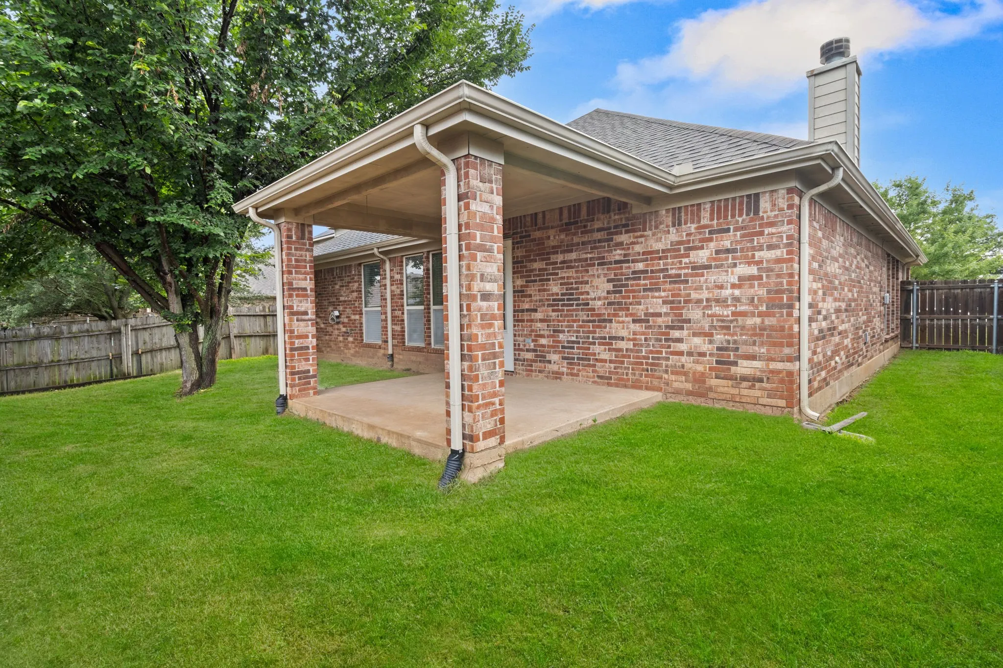 Single Family Residence For Sale in Parker County , 2213 Whitney Drive, Weatherford, Texas 76087, 4 Bedroom, 2 Bathroom, 2 Garage spaces, 1,897 Sqft, built in 2007, mls#21286160, Real Estate Agent in Weatherford, Homes For Sale in Parker county, Homes For Sale in Weatherford, Realtor in Weatherford Texas, Real Estate Brokerage Independent Realty Texas, Luminita Cordes Realtor