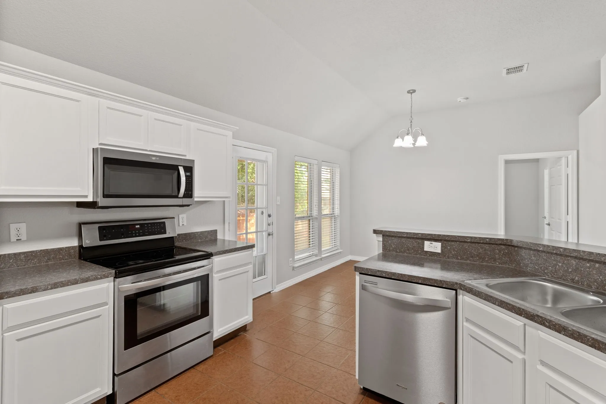Single Family Residence For Sale in Parker County , 2213 Whitney Drive, Weatherford, Texas 76087, 4 Bedroom, 2 Bathroom, 2 Garage spaces, 1,897 Sqft, built in 2007, mls#21286160, Real Estate Agent in Weatherford, Homes For Sale in Parker county, Homes For Sale in Weatherford, Realtor in Weatherford Texas, Real Estate Brokerage Independent Realty Texas, Luminita Cordes Realtor