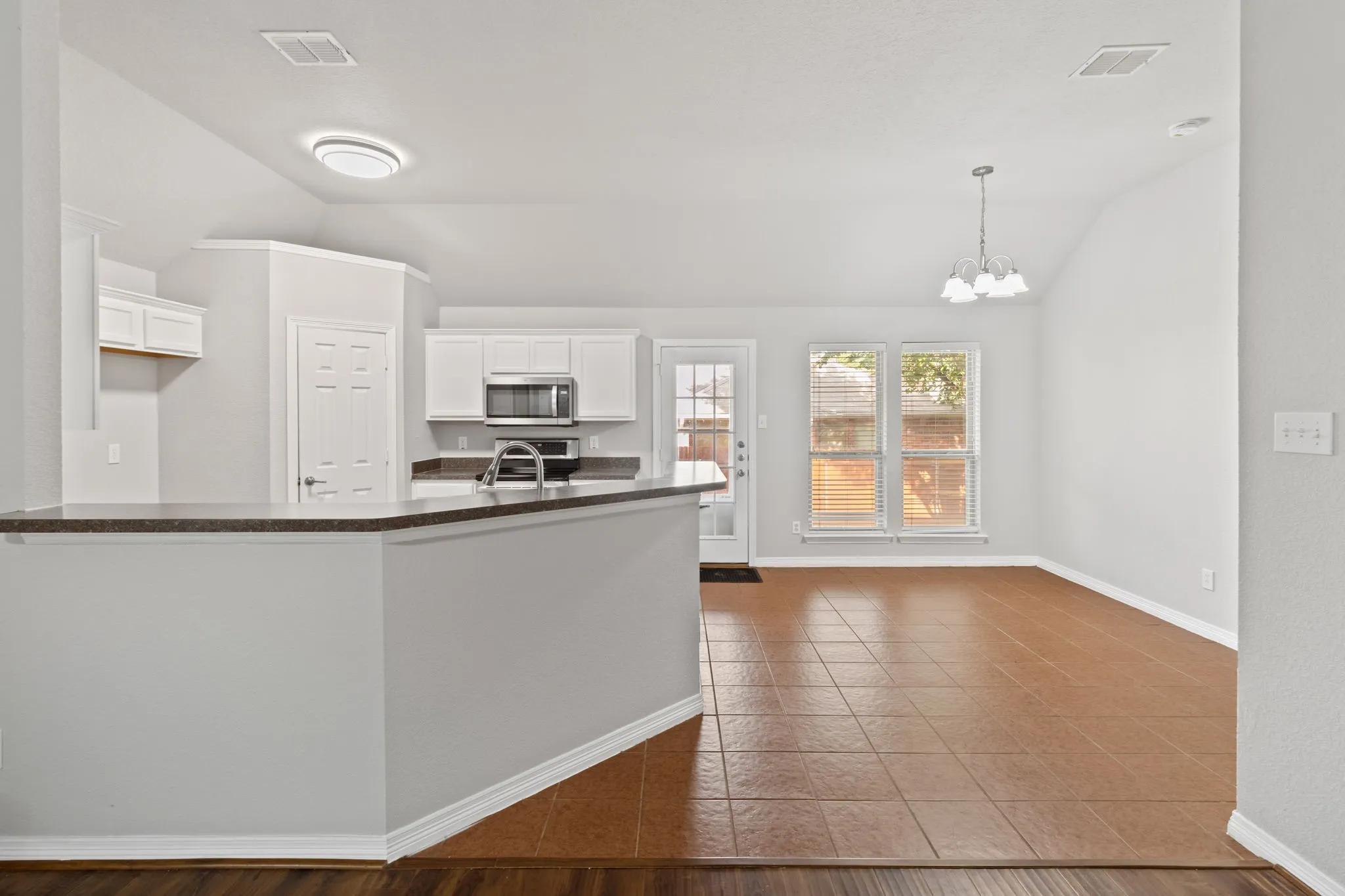 Single Family Residence For Sale in Parker County , 2213 Whitney Drive, Weatherford, Texas 76087, 4 Bedroom, 2 Bathroom, 2 Garage spaces, 1,897 Sqft, built in 2007, mls#21286160, Real Estate Agent in Weatherford, Homes For Sale in Parker county, Homes For Sale in Weatherford, Realtor in Weatherford Texas, Real Estate Brokerage Independent Realty Texas, Luminita Cordes Realtor