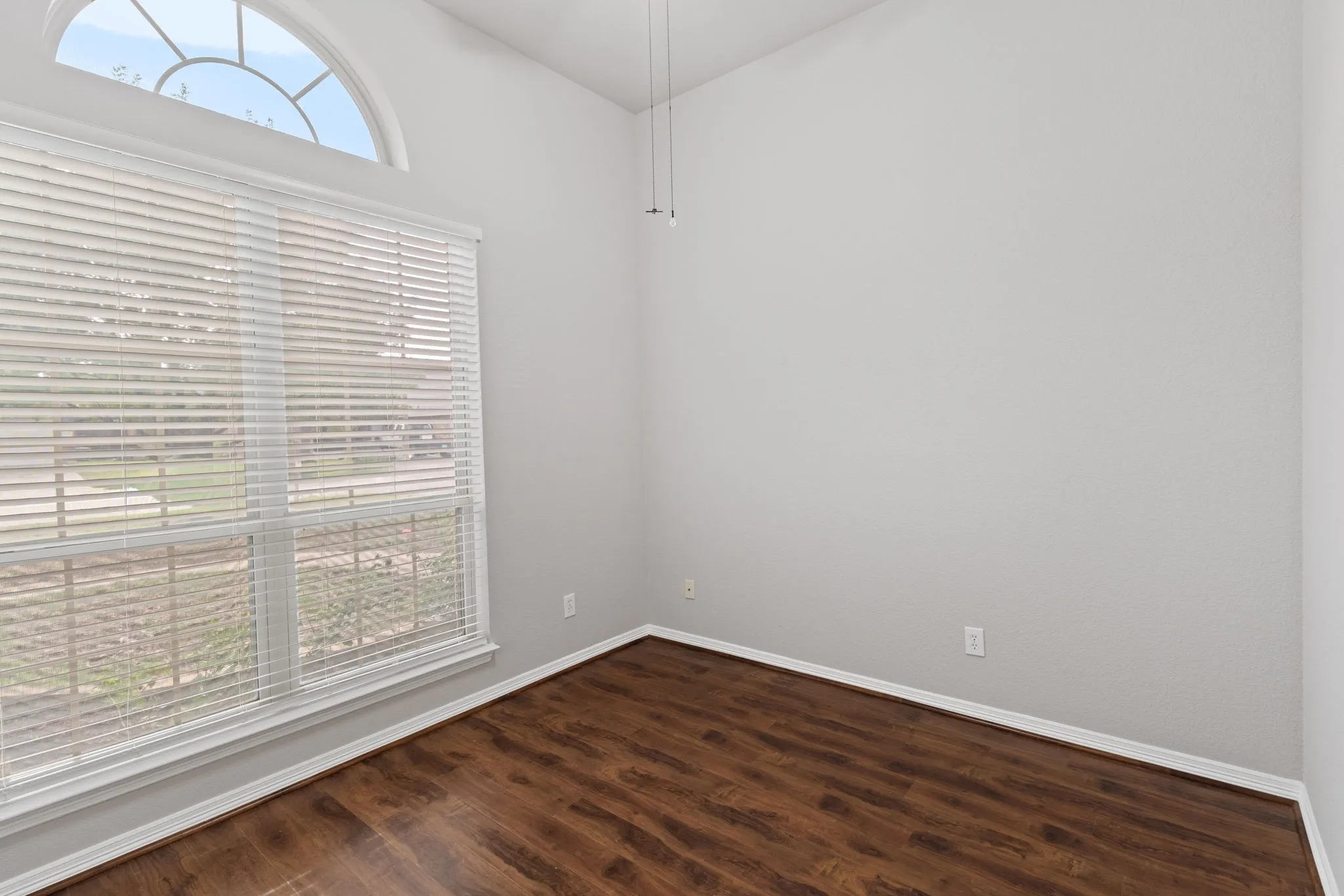 Single Family Residence For Sale in Parker County , 2213 Whitney Drive, Weatherford, Texas 76087, 4 Bedroom, 2 Bathroom, 2 Garage spaces, 1,897 Sqft, built in 2007, mls#21286160, Real Estate Agent in Weatherford, Homes For Sale in Parker county, Homes For Sale in Weatherford, Realtor in Weatherford Texas, Real Estate Brokerage Independent Realty Texas, Luminita Cordes Realtor