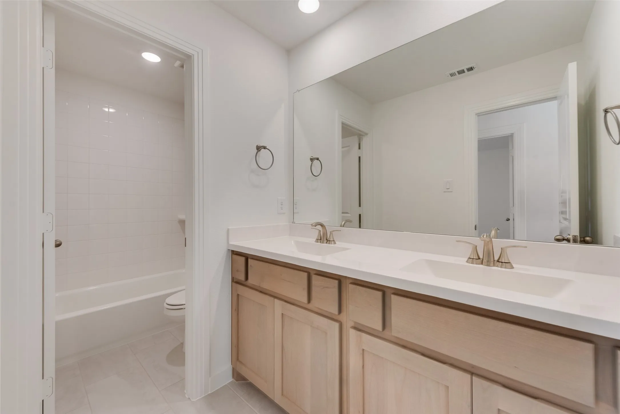Upstairs guest bath