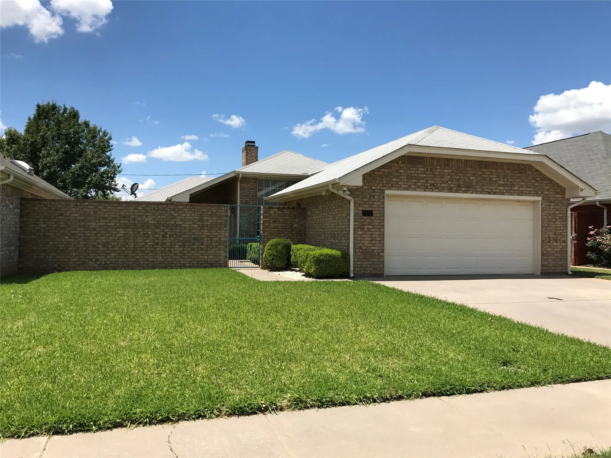 Single Family Residence For Sale in Wichita County , 3702 Alexandria Street, Wichita Falls, Texas 76310, 3 Bedroom, 2 Bathroom, 2 Garage spaces, 1,357 Sqft, built in 1988, mls#21286188, Real Estate Agent in Wichita Falls, Homes For Sale in Wichita county, Homes For Sale in Wichita Falls, Realtor in Wichita Falls Texas, Real Estate Brokerage Independent Realty Texas, Luminita Cordes Realtor