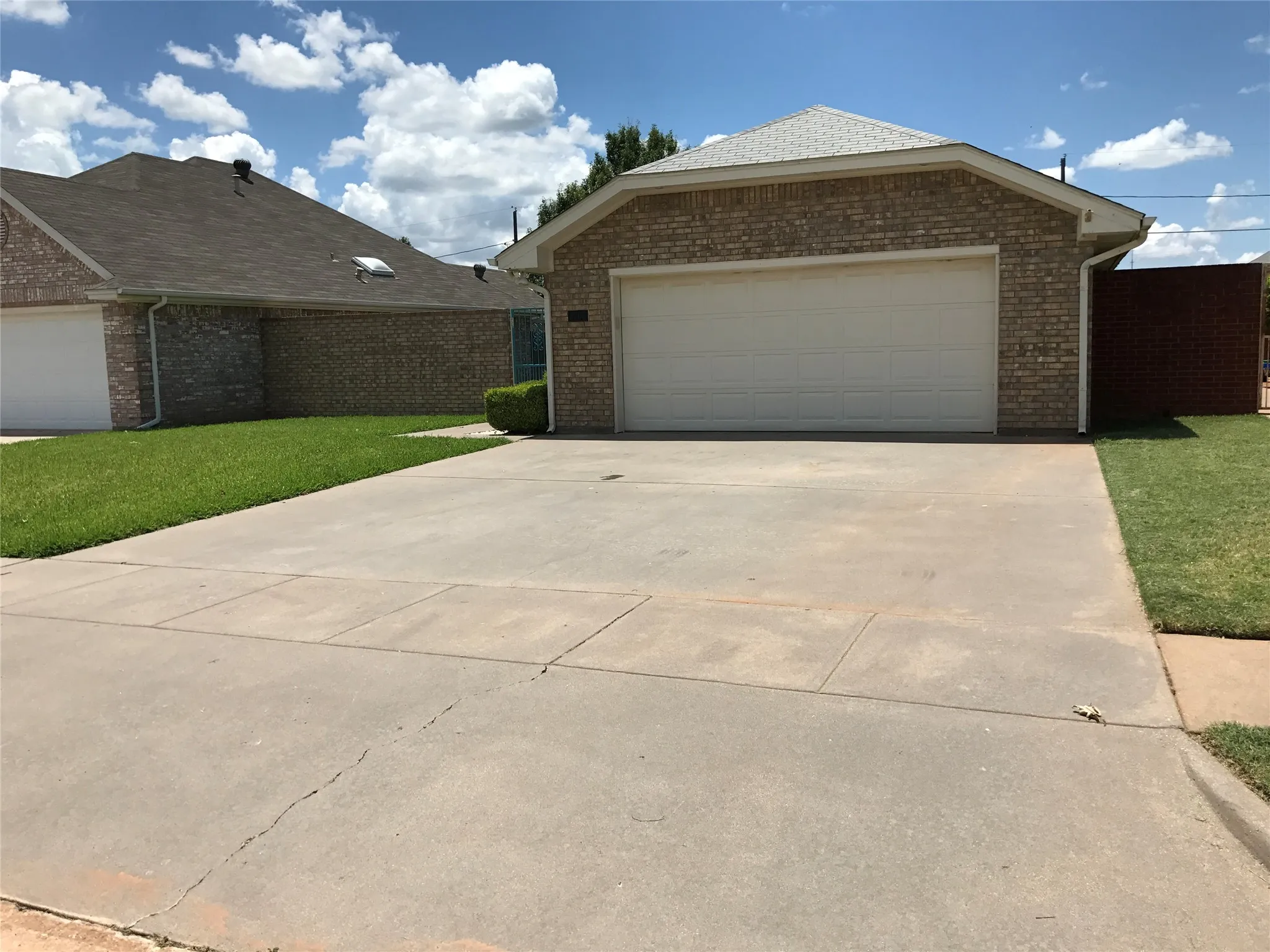 Single Family Residence For Sale in Wichita County , 3702 Alexandria Street, Wichita Falls, Texas 76310, 3 Bedroom, 2 Bathroom, 2 Garage spaces, 1,357 Sqft, built in 1988, mls#21286188, Real Estate Agent in Wichita Falls, Homes For Sale in Wichita county, Homes For Sale in Wichita Falls, Realtor in Wichita Falls Texas, Real Estate Brokerage Independent Realty Texas, Luminita Cordes Realtor