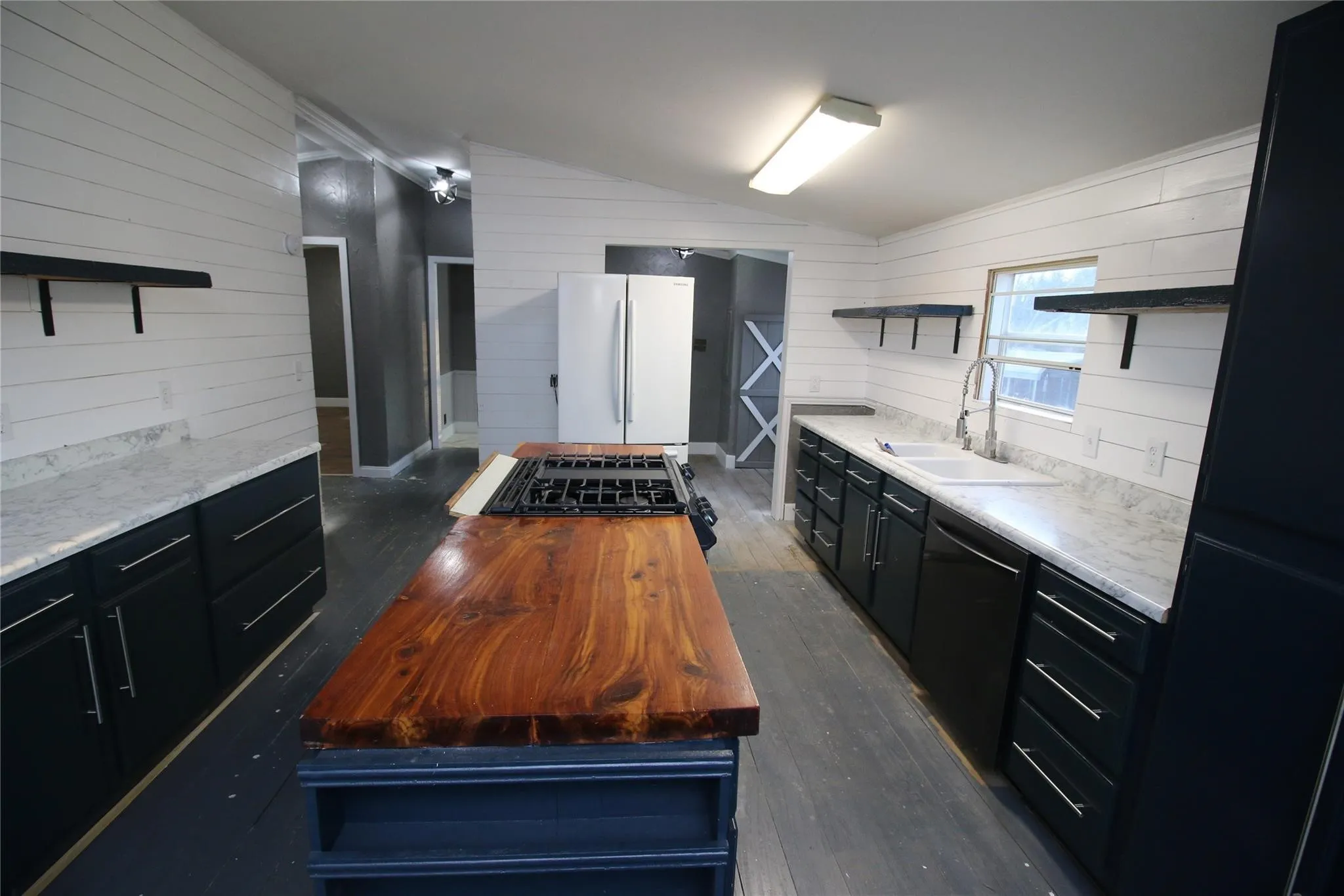 Manufactured Home For Rent in Hunt County , 10188 Gaillard Lake, Wills Point, Texas 75169, 5 Bedrooms, 2 Bathrooms, Garage spaces, 2,212 Sqft, built in 2000, Price $1,995, mls#21286207, Real Estate Agent in Wills Point, Homes For Rent in Hunt county, Homes For Rent in Wills Point, Realtor in Wills Point Texas, Real Estate Brokerage Independent Realty Texas, Luminita Cordes Realtor