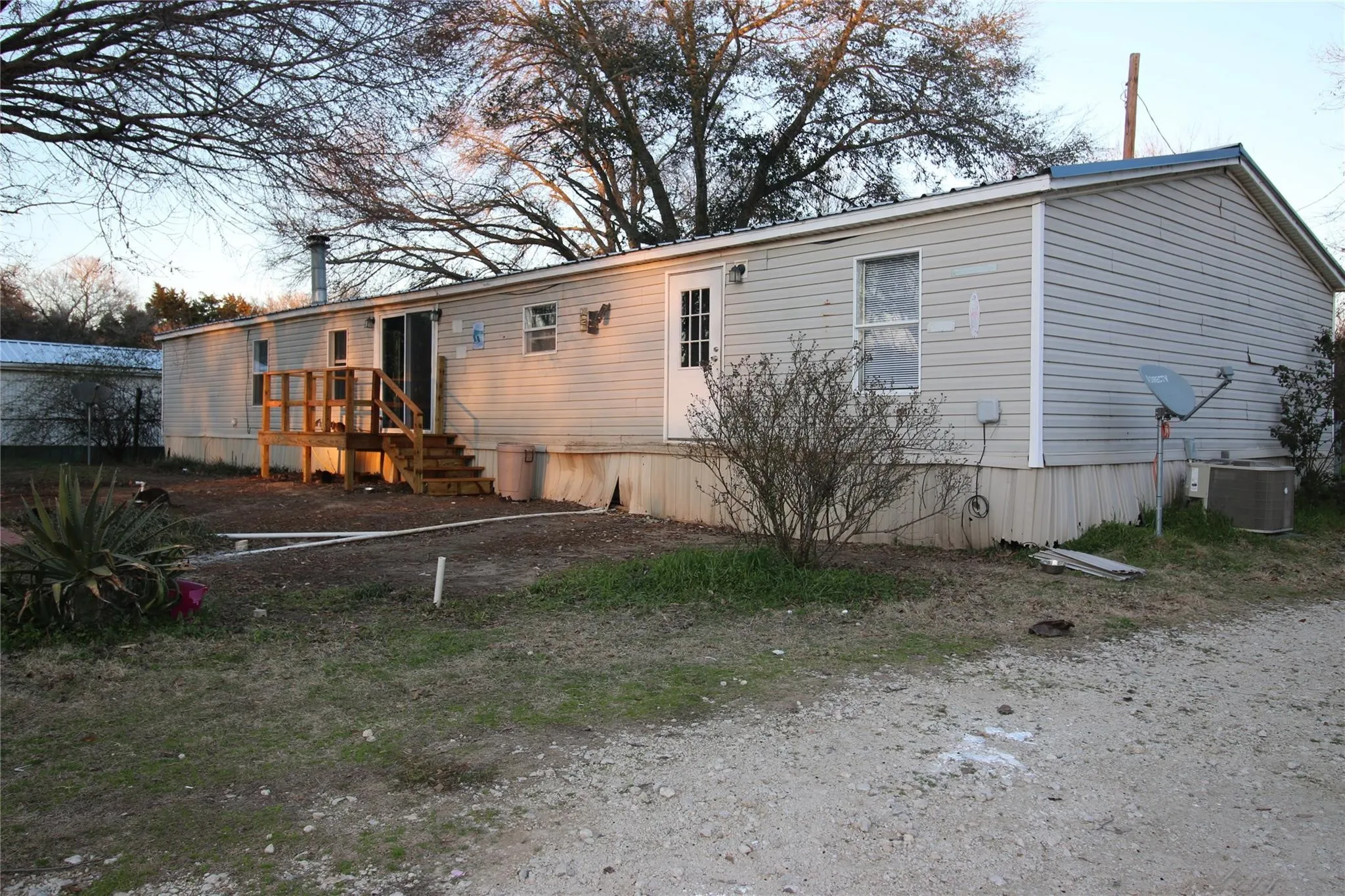 Manufactured Home For Rent in Hunt County , 10188 Gaillard Lake, Wills Point, Texas 75169, 5 Bedrooms, 2 Bathrooms, Garage spaces, 2,212 Sqft, built in 2000, Price $1,995, mls#21286207, Real Estate Agent in Wills Point, Homes For Rent in Hunt county, Homes For Rent in Wills Point, Realtor in Wills Point Texas, Real Estate Brokerage Independent Realty Texas, Luminita Cordes Realtor
