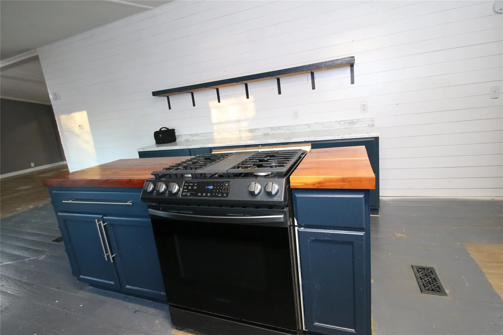 Manufactured Home For Rent in Hunt County , 10188 Gaillard Lake, Wills Point, Texas 75169, 5 Bedrooms, 2 Bathrooms, Garage spaces, 2,212 Sqft, built in 2000, Price $1,995, mls#21286207, Real Estate Agent in Wills Point, Homes For Rent in Hunt county, Homes For Rent in Wills Point, Realtor in Wills Point Texas, Real Estate Brokerage Independent Realty Texas, Luminita Cordes Realtor