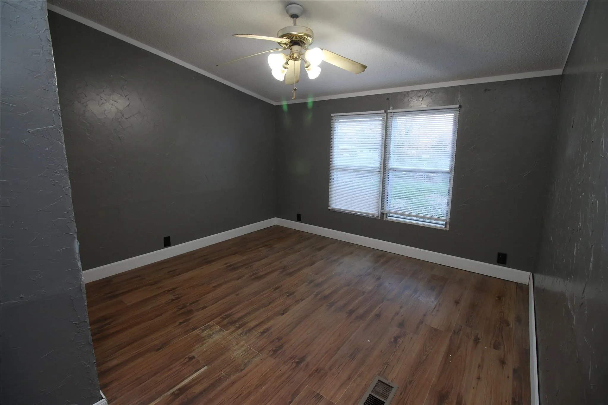 Manufactured Home For Rent in Hunt County , 10188 Gaillard Lake, Wills Point, Texas 75169, 5 Bedrooms, 2 Bathrooms, Garage spaces, 2,212 Sqft, built in 2000, Price $1,995, mls#21286207, Real Estate Agent in Wills Point, Homes For Rent in Hunt county, Homes For Rent in Wills Point, Realtor in Wills Point Texas, Real Estate Brokerage Independent Realty Texas, Luminita Cordes Realtor