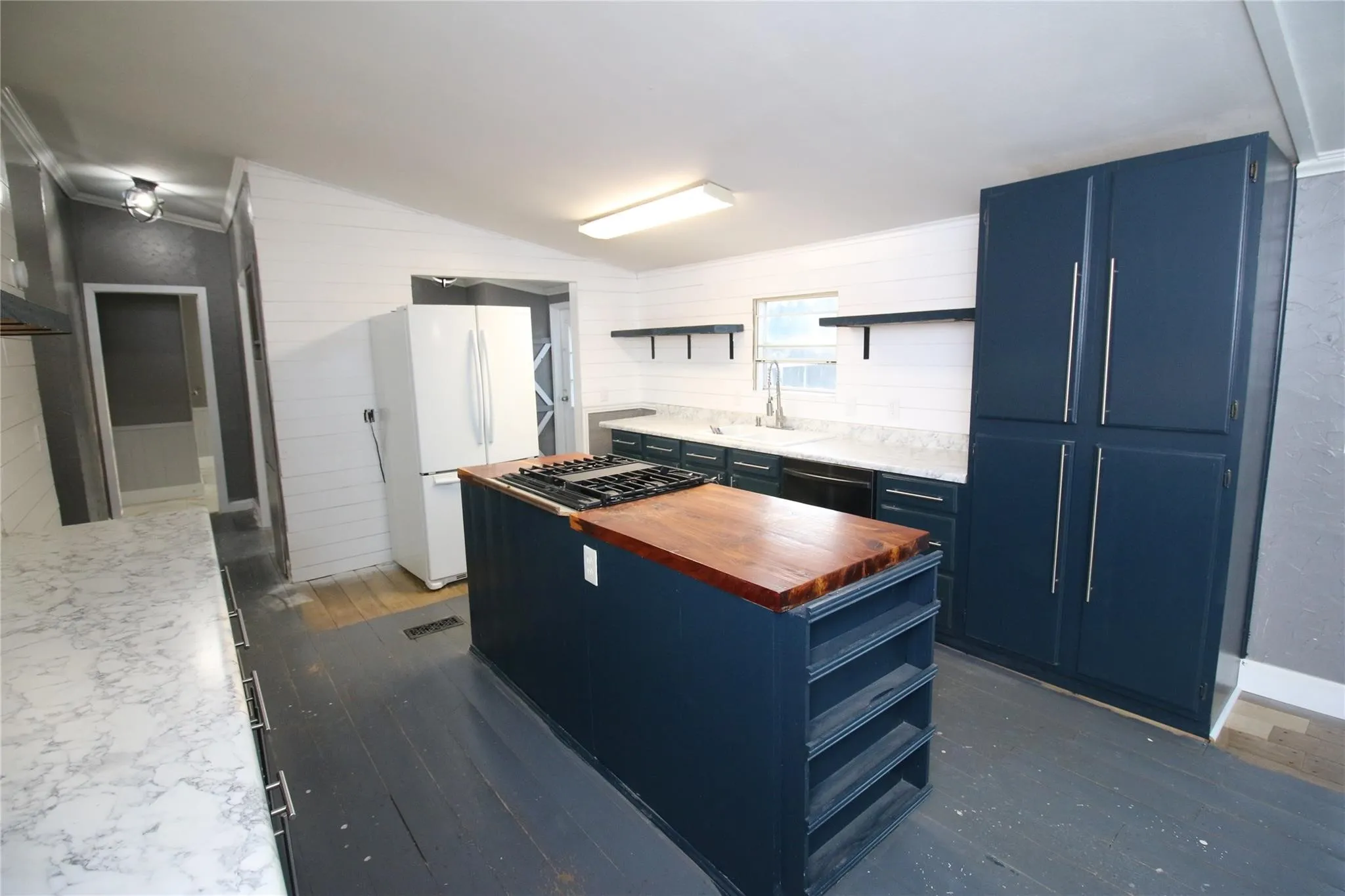 Manufactured Home For Rent in Hunt County , 10188 Gaillard Lake, Wills Point, Texas 75169, 5 Bedrooms, 2 Bathrooms, Garage spaces, 2,212 Sqft, built in 2000, Price $1,995, mls#21286207, Real Estate Agent in Wills Point, Homes For Rent in Hunt county, Homes For Rent in Wills Point, Realtor in Wills Point Texas, Real Estate Brokerage Independent Realty Texas, Luminita Cordes Realtor