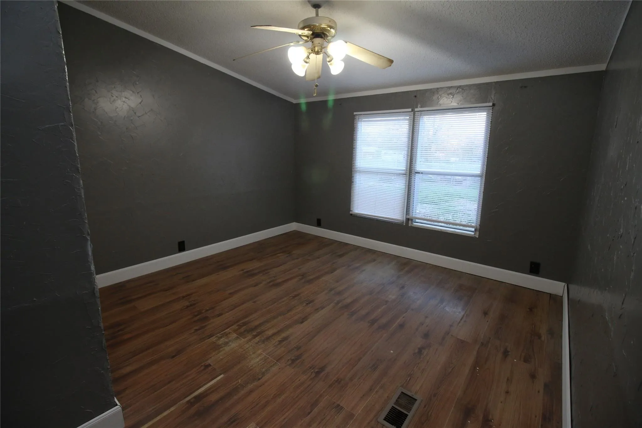 Manufactured Home For Rent in Hunt County , 10188 Gaillard Lake, Wills Point, Texas 75169, 5 Bedrooms, 2 Bathrooms, Garage spaces, 2,212 Sqft, built in 2000, Price $1,995, mls#21286207, Real Estate Agent in Wills Point, Homes For Rent in Hunt county, Homes For Rent in Wills Point, Realtor in Wills Point Texas, Real Estate Brokerage Independent Realty Texas, Luminita Cordes Realtor