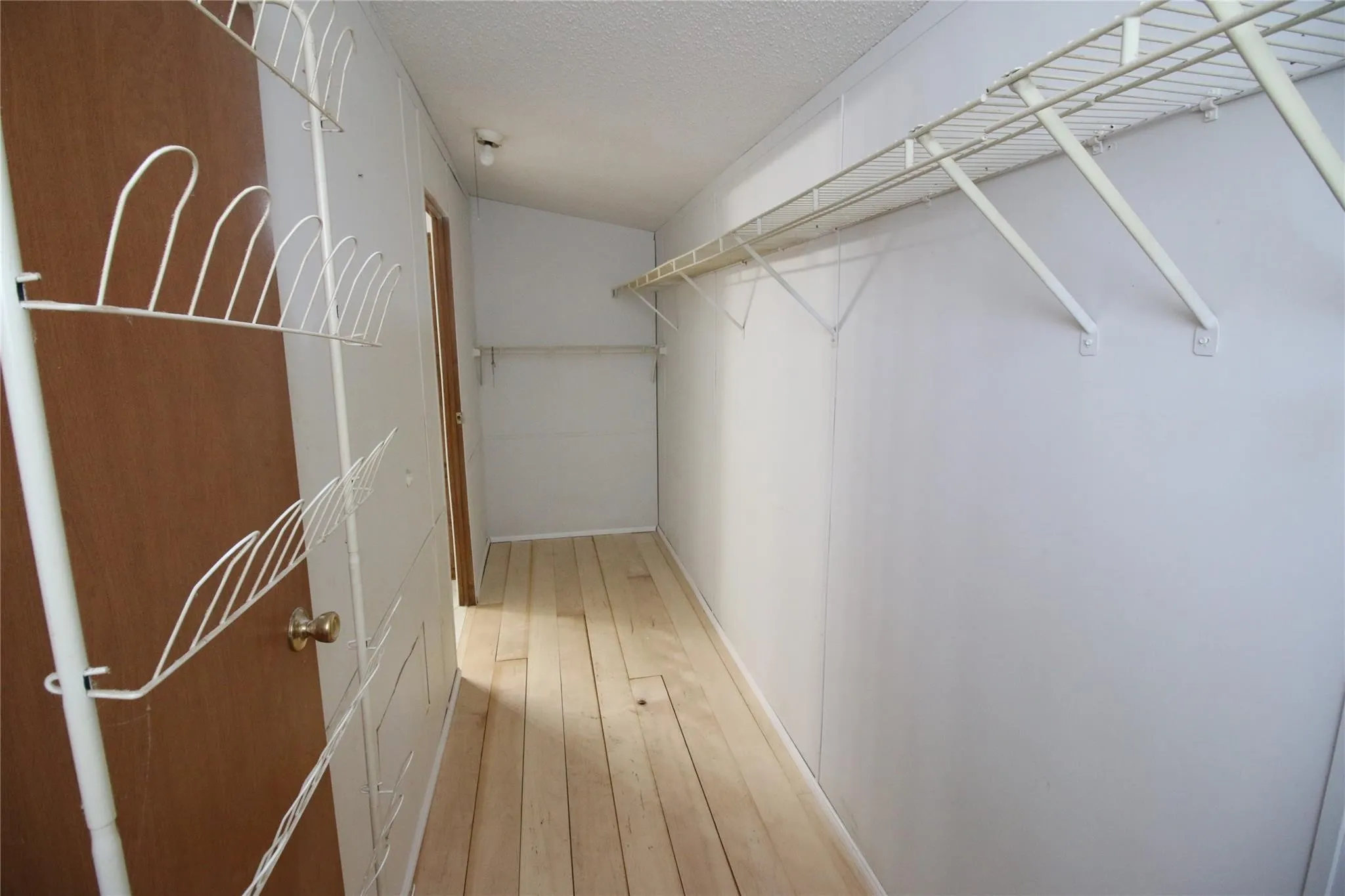 Manufactured Home For Rent in Hunt County , 10188 Gaillard Lake, Wills Point, Texas 75169, 5 Bedrooms, 2 Bathrooms, Garage spaces, 2,212 Sqft, built in 2000, Price $1,995, mls#21286207, Real Estate Agent in Wills Point, Homes For Rent in Hunt county, Homes For Rent in Wills Point, Realtor in Wills Point Texas, Real Estate Brokerage Independent Realty Texas, Luminita Cordes Realtor