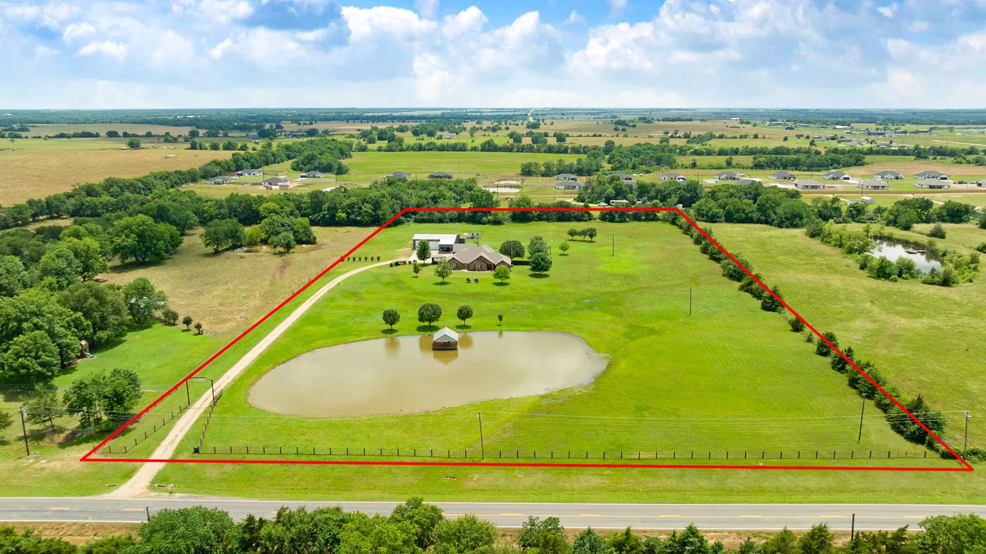Single Family Residence For Sale in Lamar County , 4141 Farm Road 2820, Sumner, Texas 75486, 3 Bedrooms, 3 Bathrooms, 2 Garage spaces, 3,602 Sqft, built in 2009, Price $849,000, mls#21286109, Real Estate Agent in Sumner, Homes For Sale in Lamar county, Homes For Sale in Sumner, Realtor in Sumner Texas, Real Estate Brokerage Independent Realty Texas, Luminita Cordes Realtor