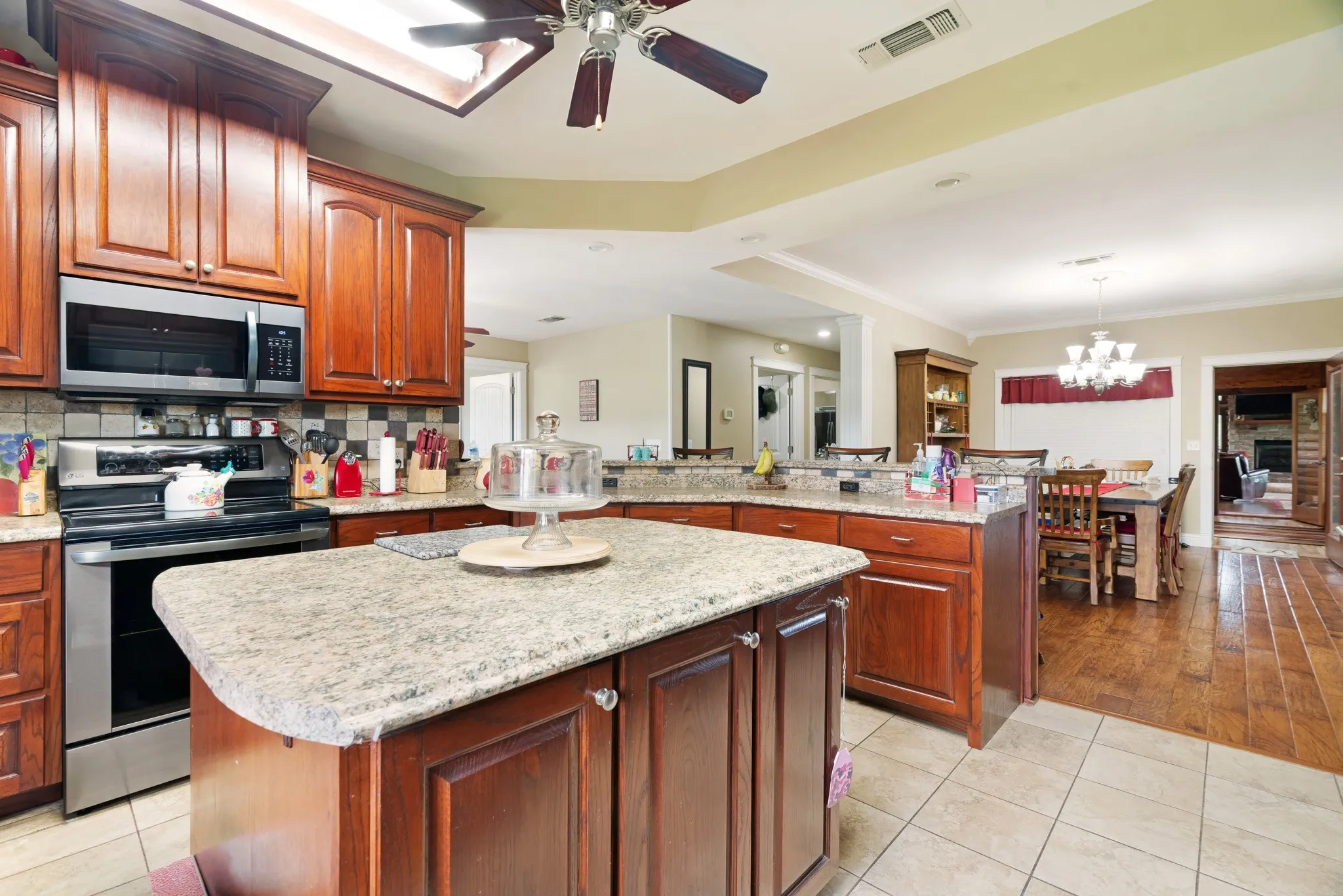 Single Family Residence For Sale in Lamar County , 4141 Farm Road 2820, Sumner, Texas 75486, 3 Bedrooms, 3 Bathrooms, 2 Garage spaces, 3,602 Sqft, built in 2009, Price $849,000, mls#21286109, Real Estate Agent in Sumner, Homes For Sale in Lamar county, Homes For Sale in Sumner, Realtor in Sumner Texas, Real Estate Brokerage Independent Realty Texas, Luminita Cordes Realtor