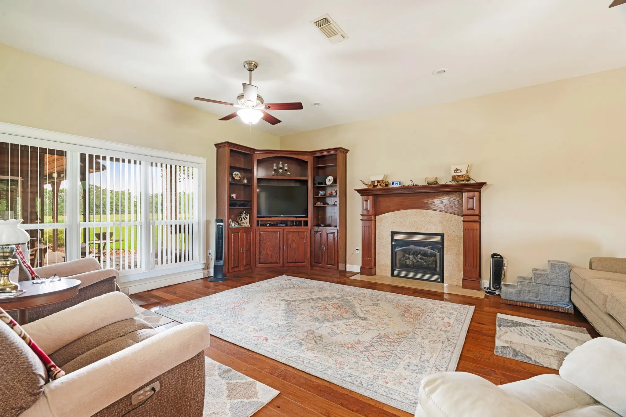 Single Family Residence For Sale in Lamar County , 4141 Farm Road 2820, Sumner, Texas 75486, 3 Bedrooms, 3 Bathrooms, 2 Garage spaces, 3,602 Sqft, built in 2009, Price $849,000, mls#21286109, Real Estate Agent in Sumner, Homes For Sale in Lamar county, Homes For Sale in Sumner, Realtor in Sumner Texas, Real Estate Brokerage Independent Realty Texas, Luminita Cordes Realtor