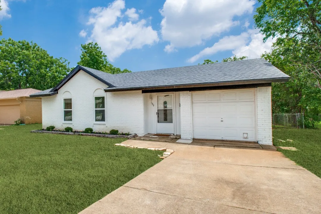 Single Family Residence For Rent in Tarrant County , 109 Sunset Drive, Euless, Texas 76040, 3 Bedroom, 2 Bathroom, Garage spaces, 1,275 Sqft, built in 1970, mls#21286183, Real Estate Agent in Euless, Homes For Rent in Tarrant county, Homes For Rent in Euless, Realtor in Euless Texas, Real Estate Brokerage Independent Realty Texas, Luminita Cordes Realtor