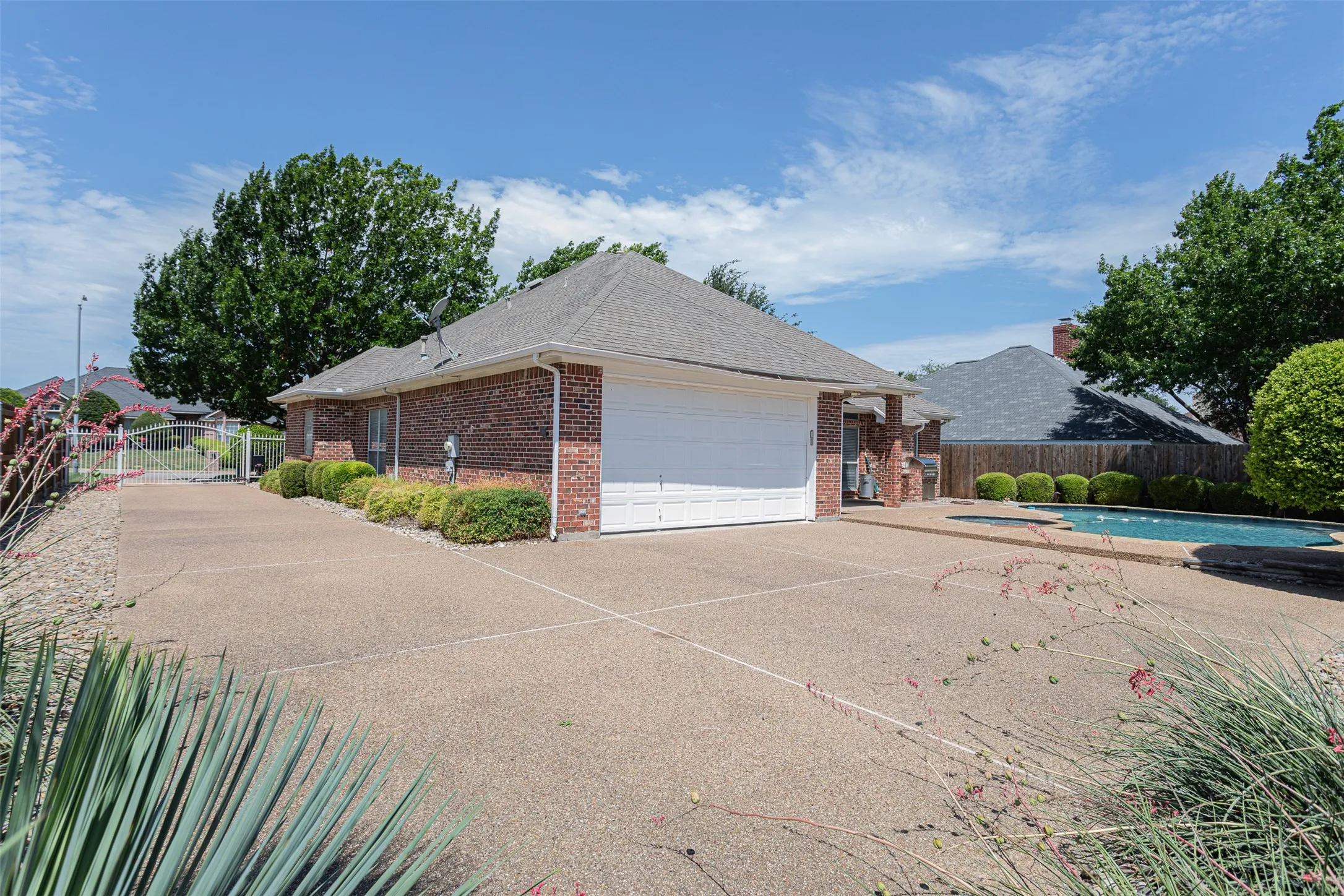 Single Family Residence For Sale in Tarrant County , 7005 Meadowside Road S, Fort Worth, Texas 76132, 3 Bedroom, 3 Bathroom, 2 Garage spaces, 2,381 Sqft, built in 1995, mls#21286216, Real Estate Agent in Fort Worth, Homes For Sale in Tarrant county, Homes For Sale in Fort Worth, Realtor in Fort Worth Texas, Real Estate Brokerage Independent Realty Texas, Luminita Cordes Realtor