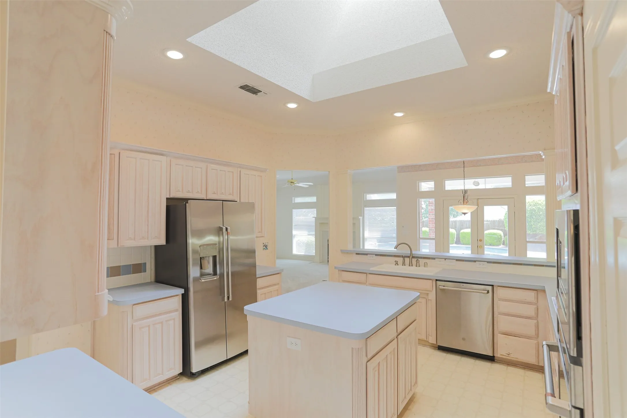 Single Family Residence For Sale in Tarrant County , 7005 Meadowside Road S, Fort Worth, Texas 76132, 3 Bedroom, 3 Bathroom, 2 Garage spaces, 2,381 Sqft, built in 1995, mls#21286216, Real Estate Agent in Fort Worth, Homes For Sale in Tarrant county, Homes For Sale in Fort Worth, Realtor in Fort Worth Texas, Real Estate Brokerage Independent Realty Texas, Luminita Cordes Realtor