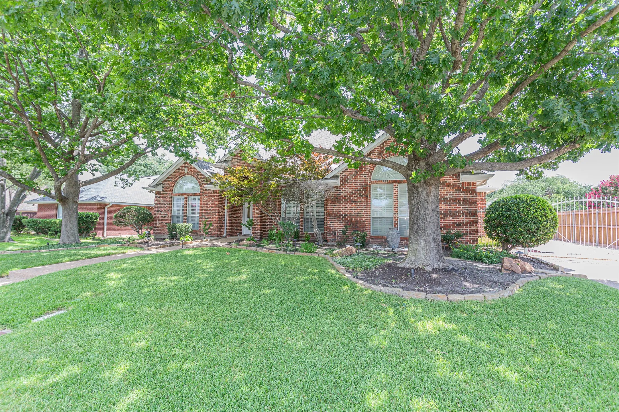 Single Family Residence For Sale in Tarrant County , 7005 Meadowside Road S, Fort Worth, Texas 76132, 3 Bedroom, 3 Bathroom, 2 Garage spaces, 2,381 Sqft, built in 1995, mls#21286216, Real Estate Agent in Fort Worth, Homes For Sale in Tarrant county, Homes For Sale in Fort Worth, Realtor in Fort Worth Texas, Real Estate Brokerage Independent Realty Texas, Luminita Cordes Realtor