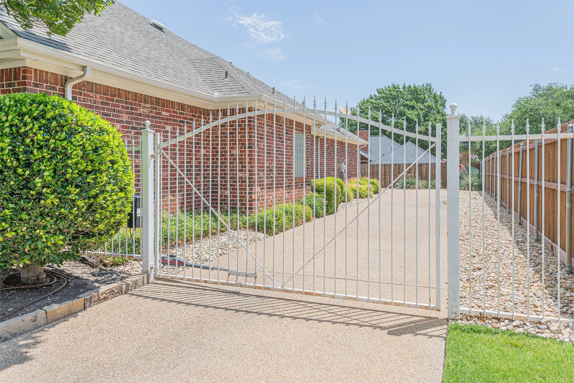 Single Family Residence For Sale in Tarrant County , 7005 Meadowside Road S, Fort Worth, Texas 76132, 3 Bedroom, 3 Bathroom, 2 Garage spaces, 2,381 Sqft, built in 1995, mls#21286216, Real Estate Agent in Fort Worth, Homes For Sale in Tarrant county, Homes For Sale in Fort Worth, Realtor in Fort Worth Texas, Real Estate Brokerage Independent Realty Texas, Luminita Cordes Realtor