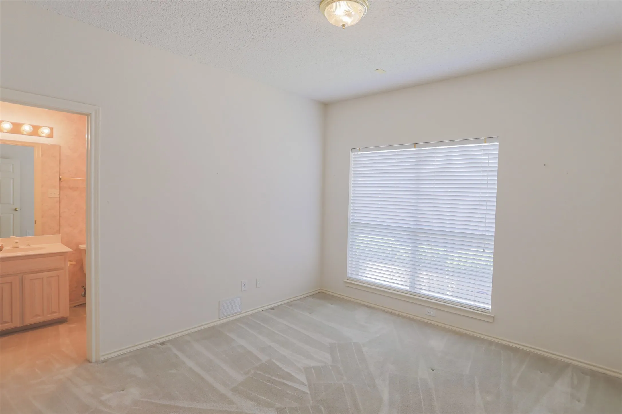 Single Family Residence For Sale in Tarrant County , 7005 Meadowside Road S, Fort Worth, Texas 76132, 3 Bedroom, 3 Bathroom, 2 Garage spaces, 2,381 Sqft, built in 1995, mls#21286216, Real Estate Agent in Fort Worth, Homes For Sale in Tarrant county, Homes For Sale in Fort Worth, Realtor in Fort Worth Texas, Real Estate Brokerage Independent Realty Texas, Luminita Cordes Realtor
