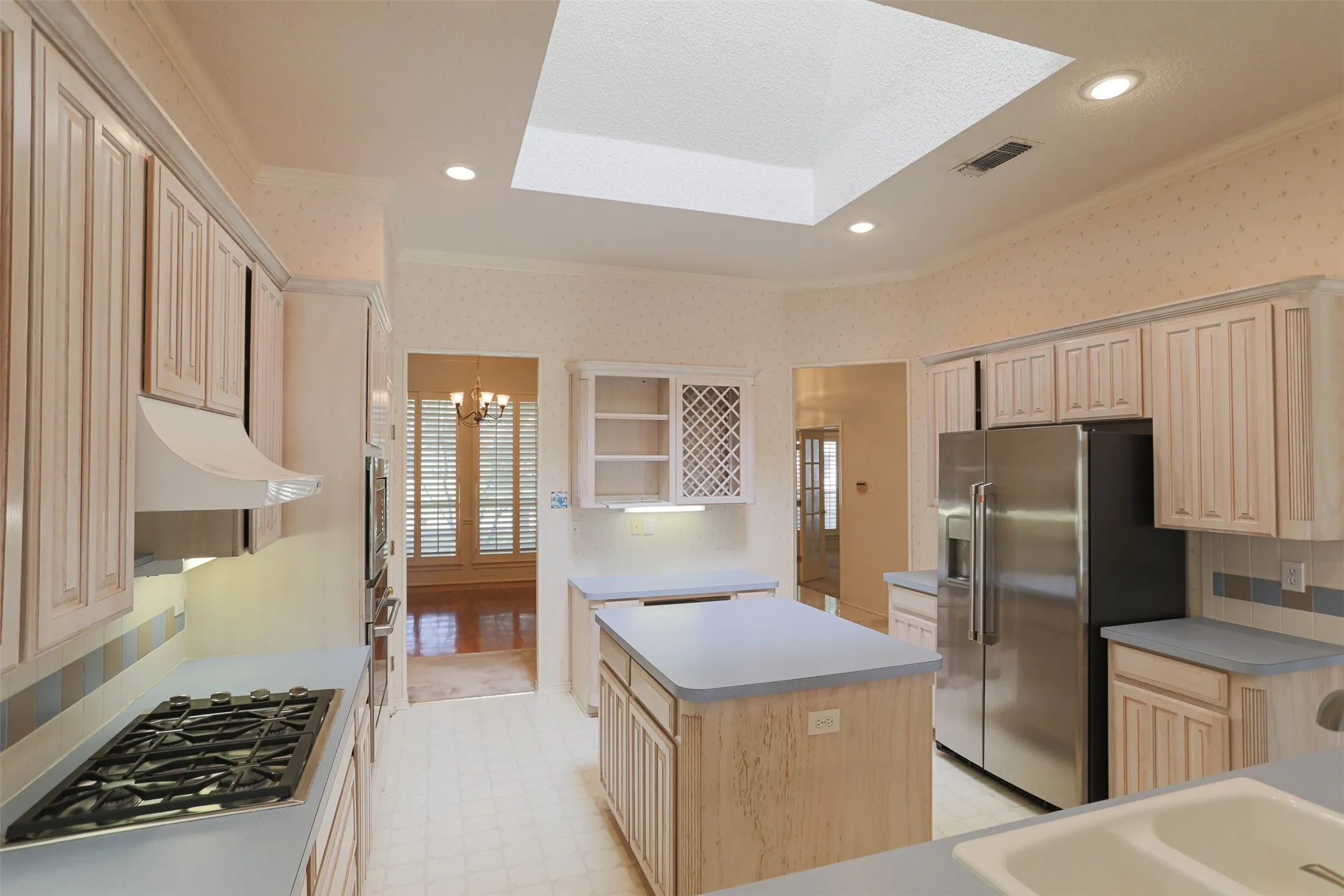 Single Family Residence For Sale in Tarrant County , 7005 Meadowside Road S, Fort Worth, Texas 76132, 3 Bedroom, 3 Bathroom, 2 Garage spaces, 2,381 Sqft, built in 1995, mls#21286216, Real Estate Agent in Fort Worth, Homes For Sale in Tarrant county, Homes For Sale in Fort Worth, Realtor in Fort Worth Texas, Real Estate Brokerage Independent Realty Texas, Luminita Cordes Realtor
